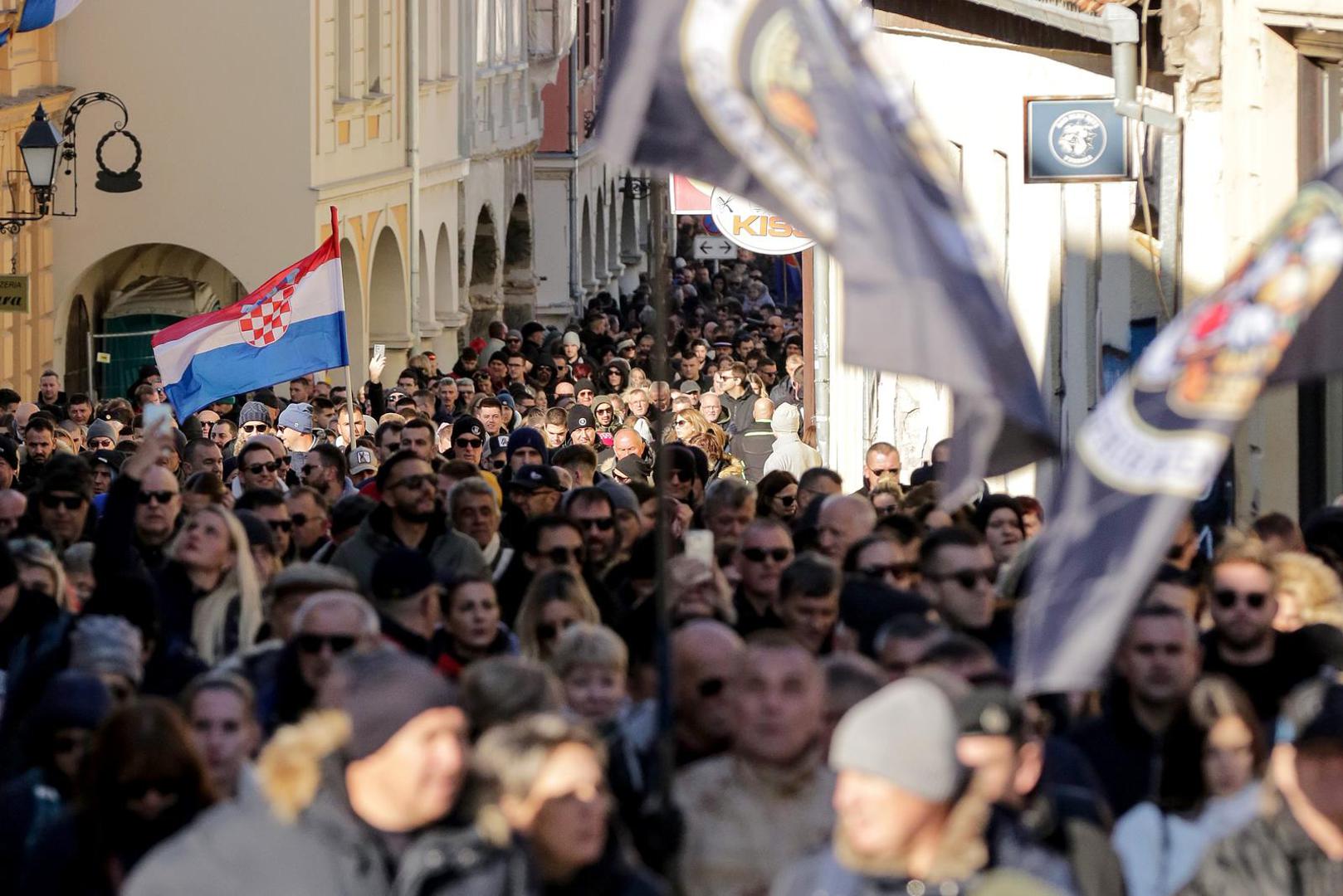 18.11.2023. Vukovar - Pod geslom "Vukovar - moj izbor i u dobru i u zlu" u Vukovaru se obiljezava 32. godisnjica vukovarske tragedije i stradanja u Domovinskom ratu. Kolona sjecanja koju predvode hrvatski branitelji Vukovara zajedno s clanovima obitelji poginulih, nestalih, ubijenih, nasilno odvedenih i umrlih hrvatskih branitelja Vukovara na celu s pripadnicima Hrvatskih obrambenih snaga koji su branili Vukovar. Photo: Emica Elvedji/PIXSELL