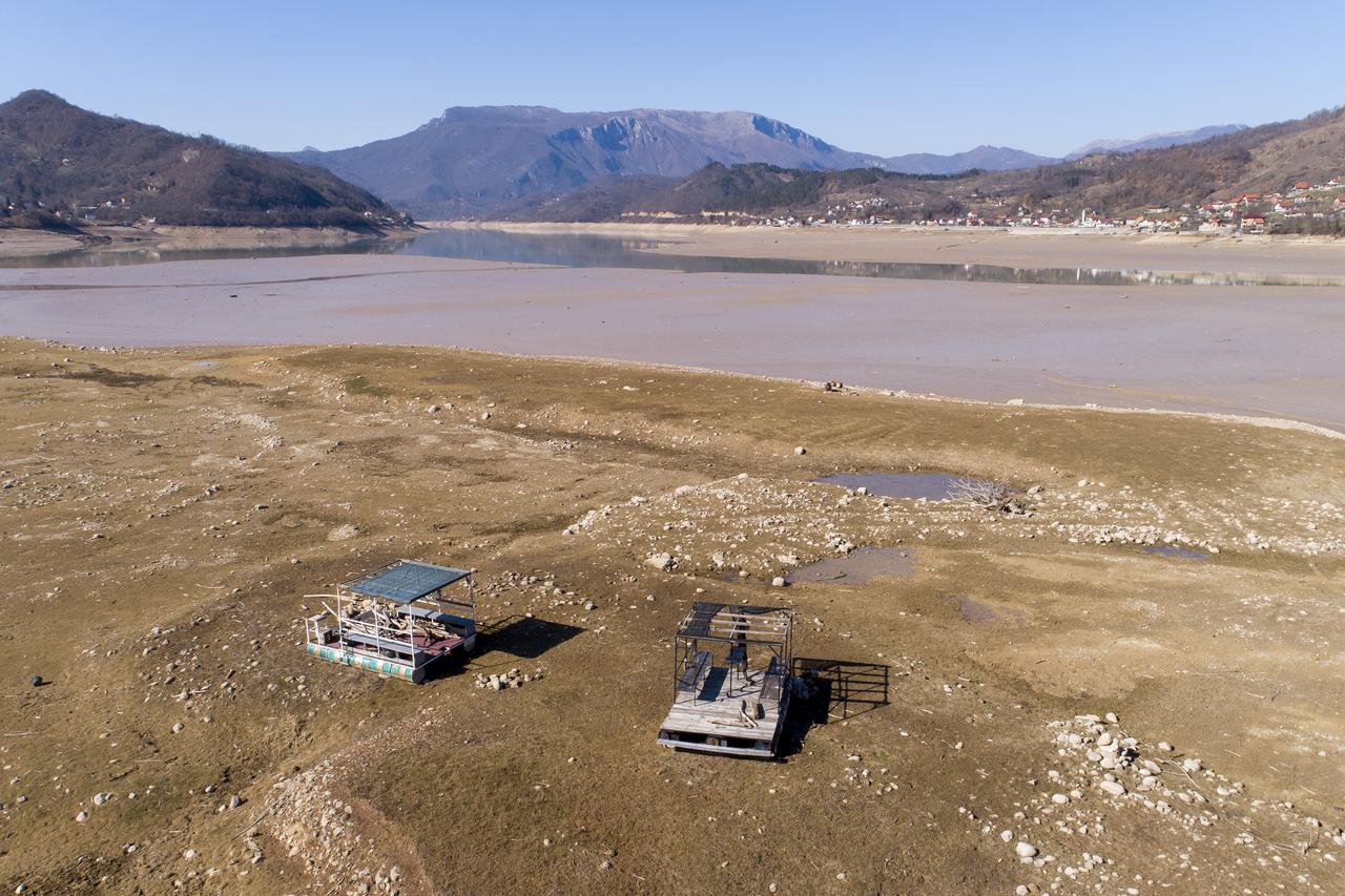 Pogled iz zraka na presušeno Jablaničko jezero