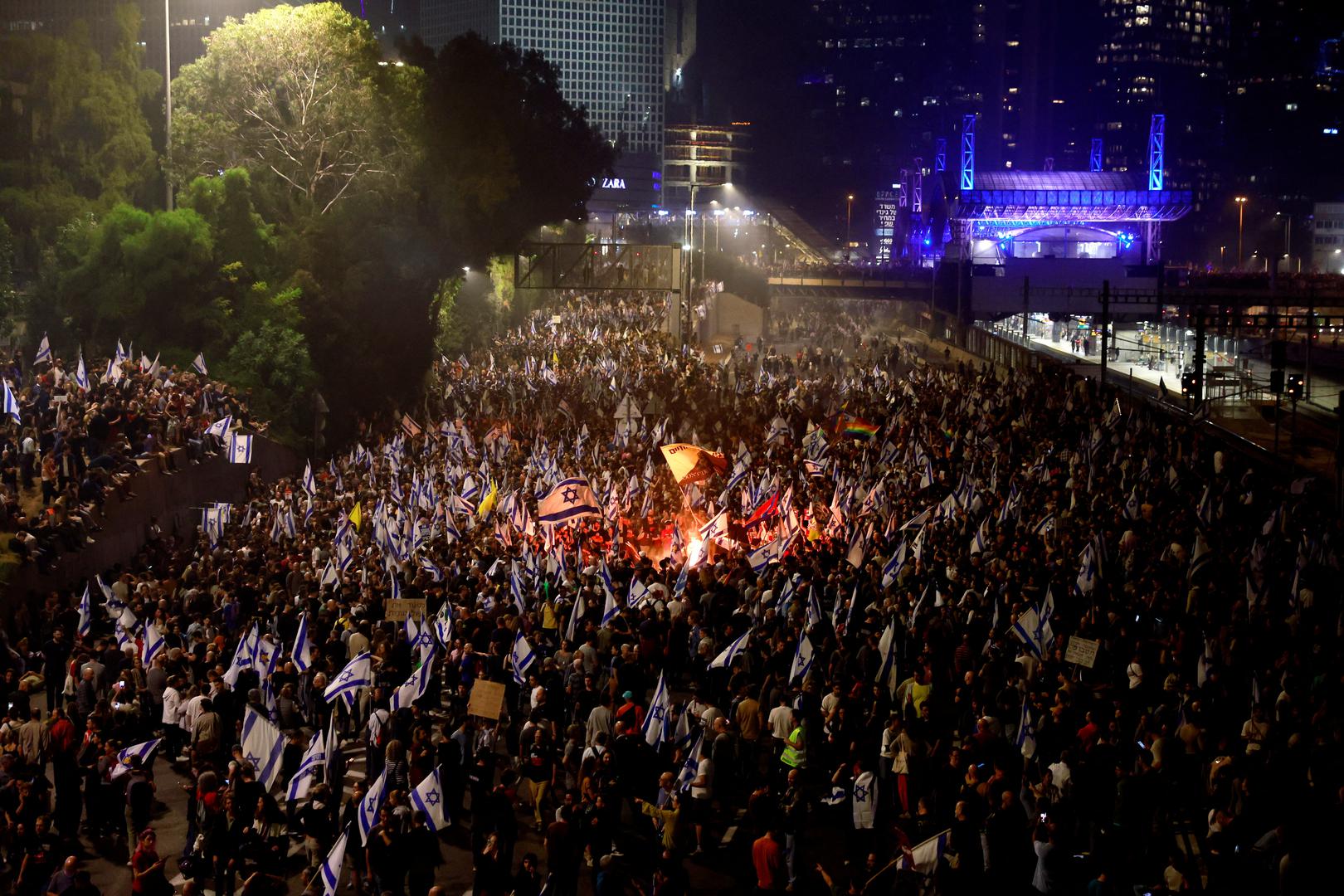 Israelis demonstrate after Israeli Prime Minister Benjamin Netanyahu sacked his defense minister, Yoav Gallant, citing lack of trust, in Tel Aviv, Israel November 5, 2024. REUTERS/Ammar Awad Photo: AMMAR AWAD/REUTERS