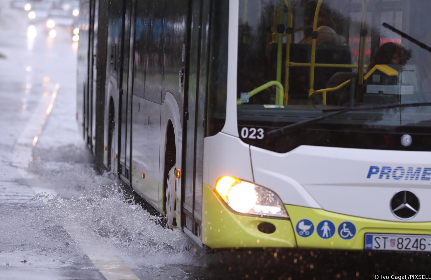 08.12.2022., Split - Obilna kisa zahvatila Split i okolicu stvarajuci probleme pjesacima i vozilima. Photo: Ivo Cagalj/PIXSELL