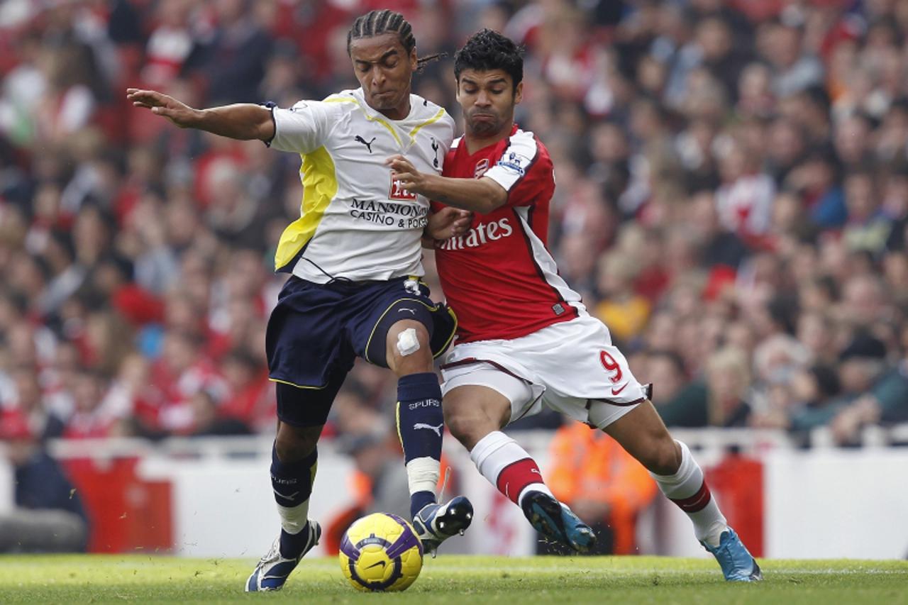 'Arsenal\'s Eduardo (R) challenges Benoit Assou-Ekotto of Tottenham Hotspur during their English Premier League soccer match at the Emirates Stadium in London October 31, 2009.   REUTERS/ Eddie Keogh 