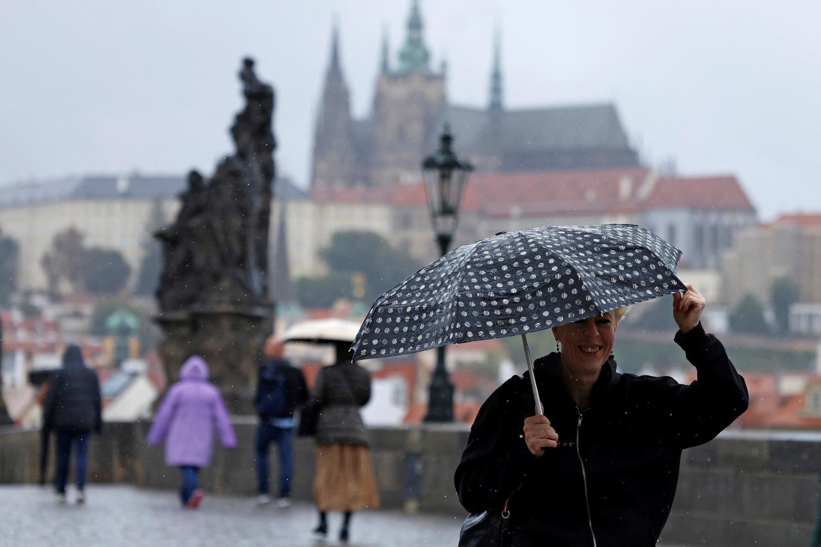 People walk across the medieval Charles Bridge during a rainstorm in Prague, Czech Republic, September 13, 2024. REUTERS/David W Cerny Photo: DAVID W CERNY/REUTERS