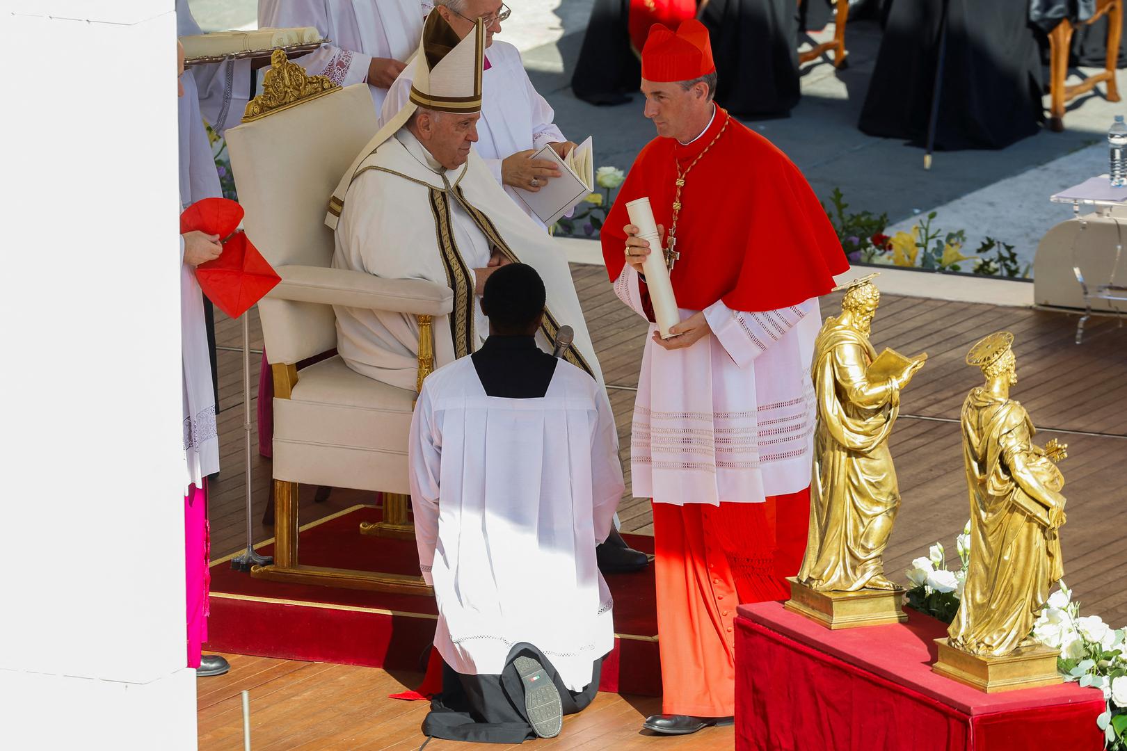 Pope Francis blesses new Cardinal Francois-Xavier Bustillo during a consistory ceremony to elevate Roman Catholic prelates to the rank of cardinal, in Saint Peter's square at the Vatican, September 30, 2023. REUTERS/Remo Casilli Photo: REMO CASILLI/REUTERS