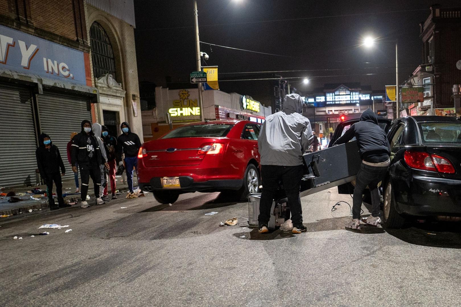 Protests flare in Philadelphia after police fatally shoot Black man Looters load a stolen ATM into a vehicle following protests over the police shooting death of Walter Wallace in Philadelphia, Pennsylvania, U.S., October 27, 2020.  REUTERS/David 'Dee' Delgado DAVID DELGADO