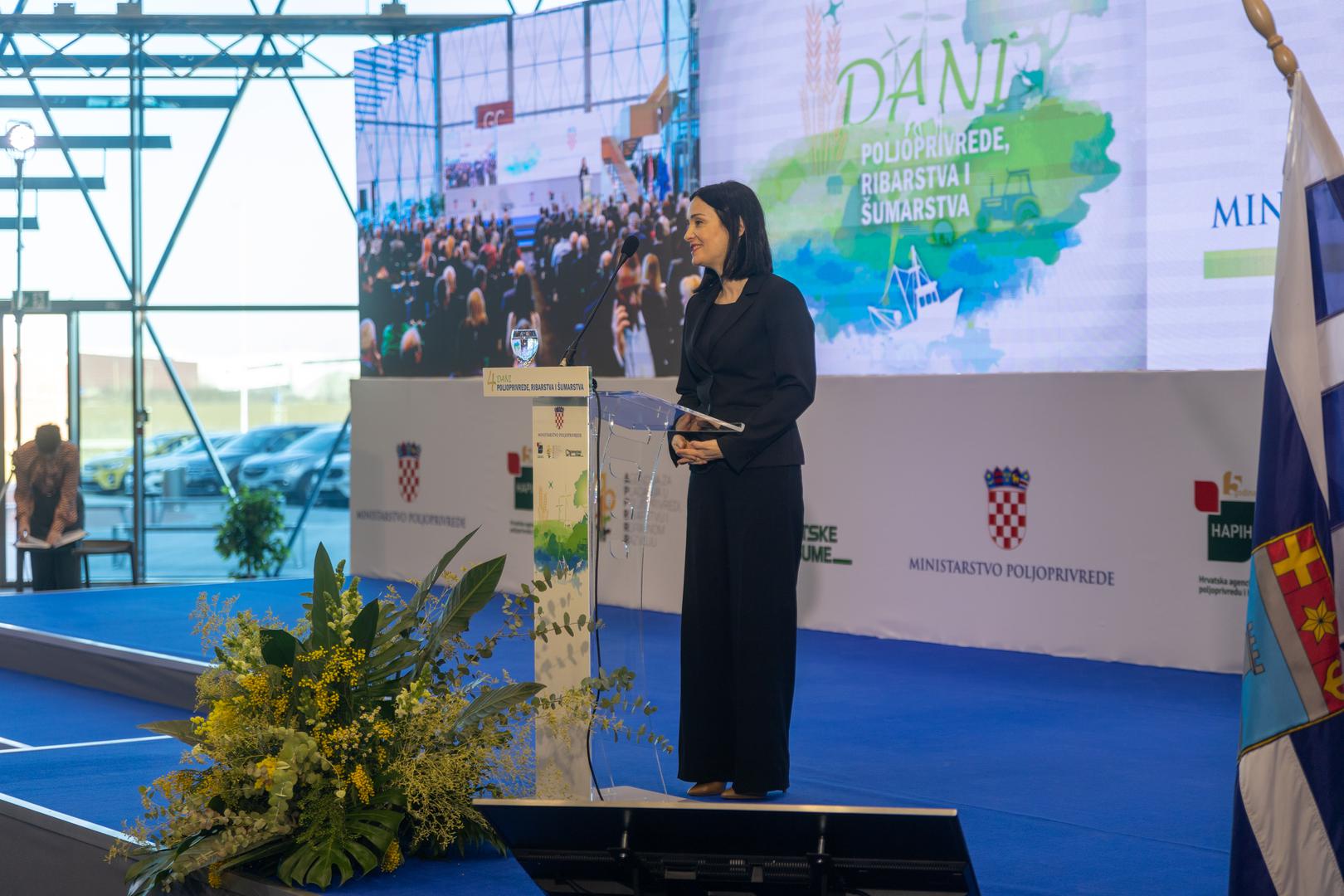 25.01.2024., Osijek - Predsjednik Vlade Andrej Plenkovic sudjelovao je na svecanom otvorenju konferencije 4. Dani poljoprivrede, ribarstva i sumarstva. Nakon otvaranja konferencije, ministrica poljoprivrede Marija Vuckovic urucila je ugovore iz Programa ruralnog razvoja, a potom su zajedno obisli izlagace poljoprivredno-prehrambenih proizvoda.
 Photo: Borna jaksic/PIXSELL