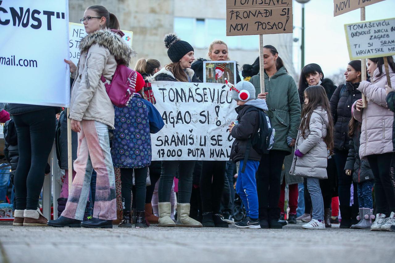 Zagreb: Prosvjed roditelja odgojitelja ispred Gradskog poglavarstva