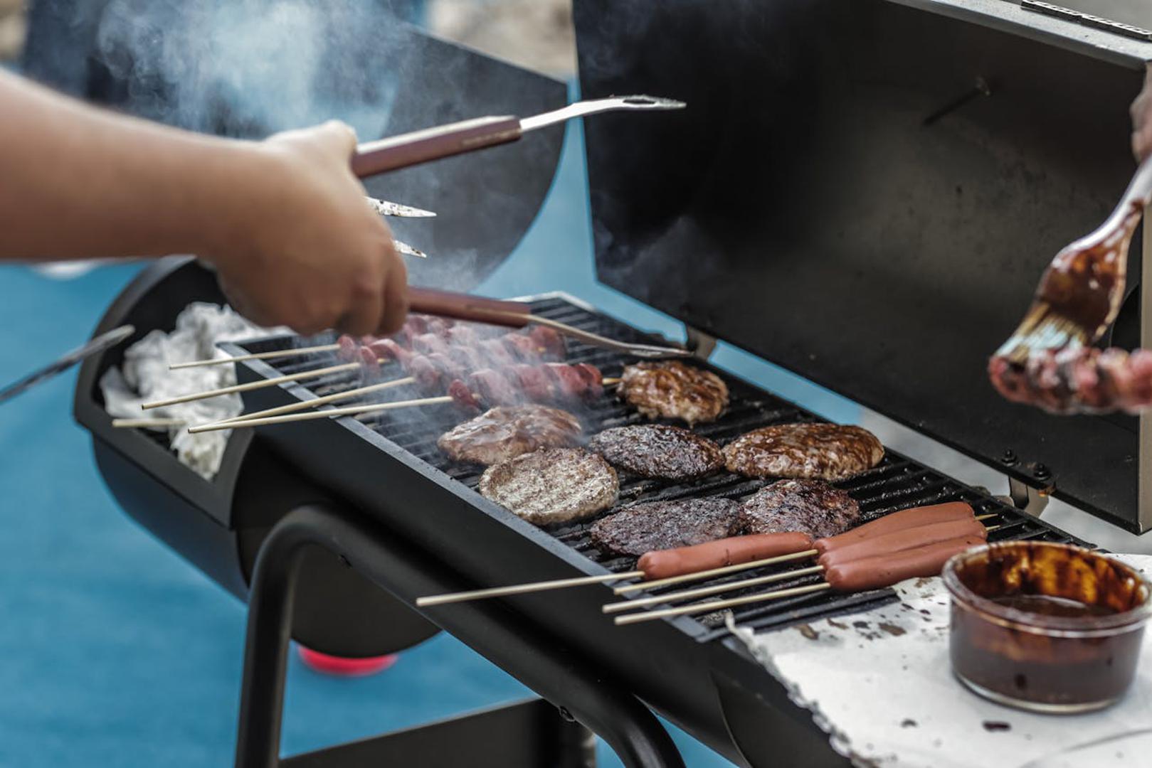 Pečeno ili grillano meso: Kuhanje mesa na visokim temperaturama, poput roštiljanja ili pečenja na žaru, može stvoriti kancerogene spojeve koji mogu povećati rizik od raka prostate. Da biste smanjili izloženost ovim štetnim spojevima, marinirajte meso prije kuhanja i izbjegavajte prekomjerno pečenje.