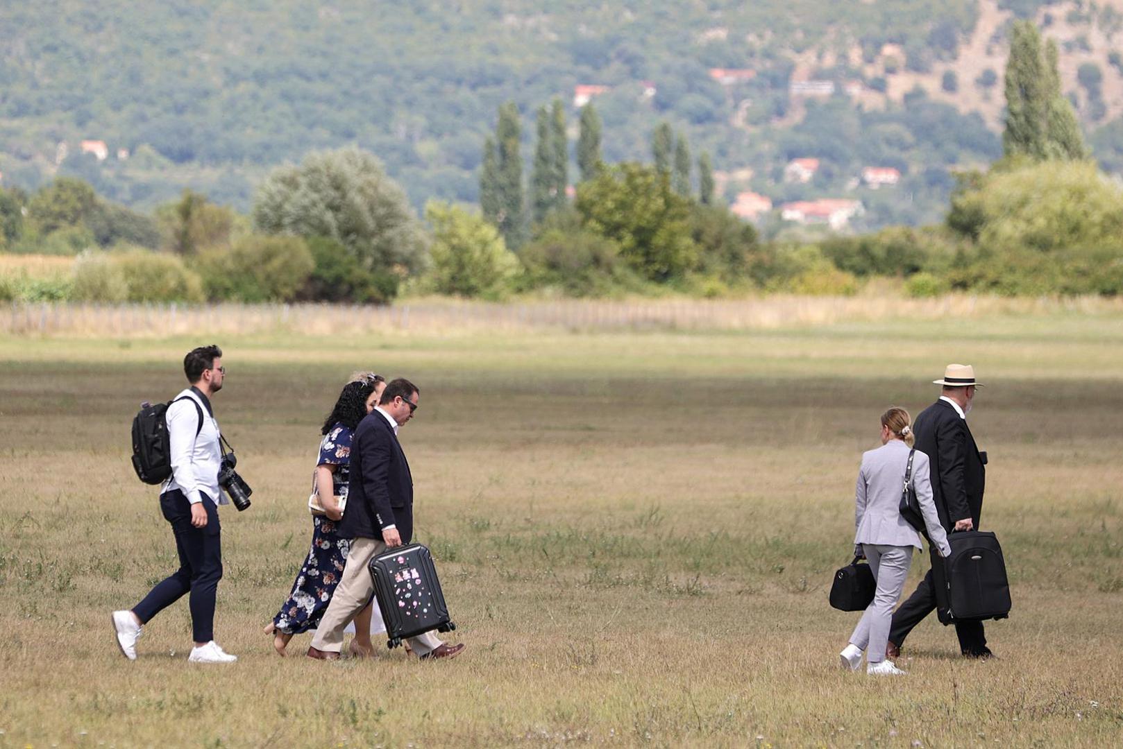 04.08.2024., Sinj - Predsjednica Kosova Vjosa Osmani i savjetnik predsjednika Republike Hrvatske za vanjsku i europsku politiku Neven Pelicaric sletili su u zracnu luku helikopterom Black Hawk. Photo: Zvonimir Barisin/PIXSELL