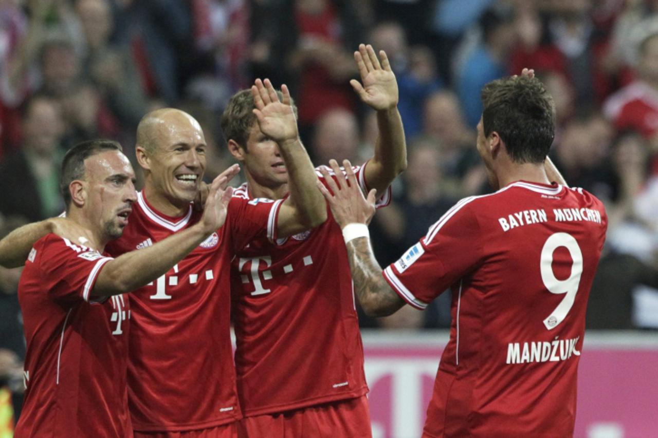 'Bayern Munich\'s (L-R) Franck Ribery, Arjen Robben, Thomas Mueller and Mario Mandzukic celebrate a goal against Borussia Moenchengladbach during their German first division Bundesliga soccer match in