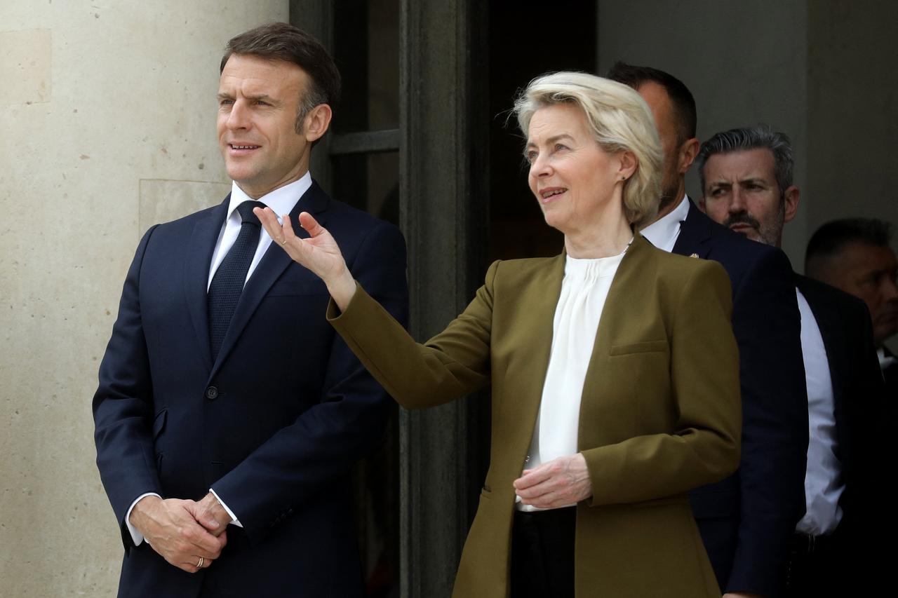 Le président de la République Emmanuel Macron raccompagne le président chinois Xi Jinping et la présidente de la Commission européenne Ursula Von Der Leyen après un entretien au palais présidentiel de l'Elysée à Paris