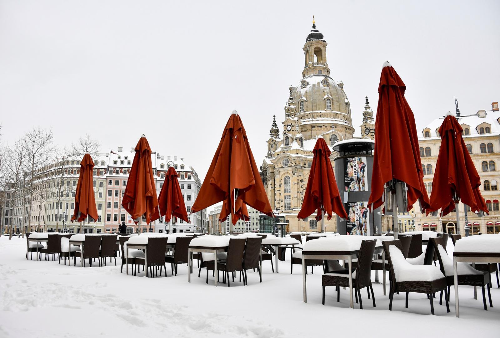 Heavy snowfalls in Germany Snow covered restaurant tables are seen after  heavy snowfalls in Dresden, Germany, February 8, 2021.   REUTERS/Matthias Rietschel MATTHIAS RIETSCHEL