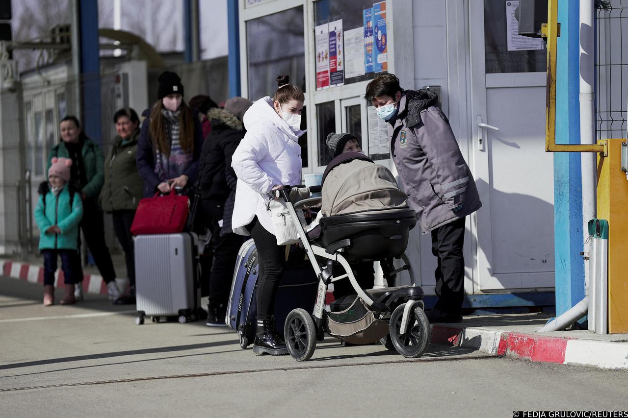 People cross the border between Romania and Ukraine