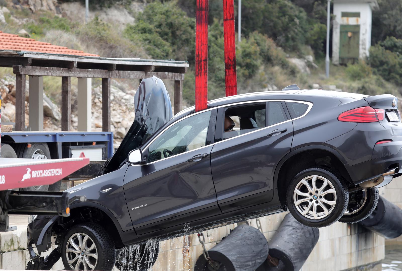 20.03.2023., Prapratno - Iz mora je izvucen osobni automobil koji je sletio u more dok su u njemu bile cetiri osobe. Tri osobe su spasene dok je jedna zenska osoba preminula.  Photo: Grgo Jelavic/PIXSELL