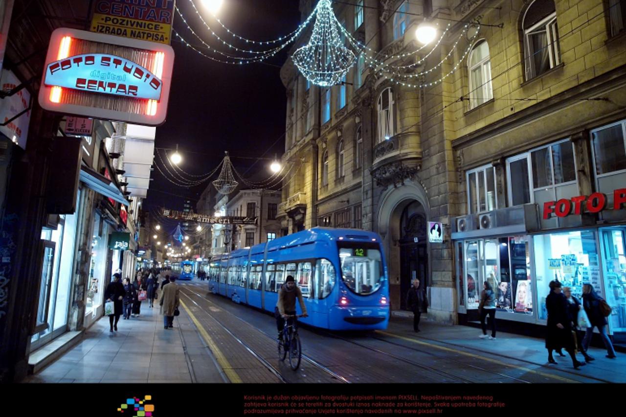 '03.11.2011., Ilica, Zagreb -  Prvi Bozicni ukrasi vec su zasjali na ulicama grada iako blagdansko razdoblje zapocinje tek za dva mjeseca.  Photo: Borna Filic/PIXSELL'