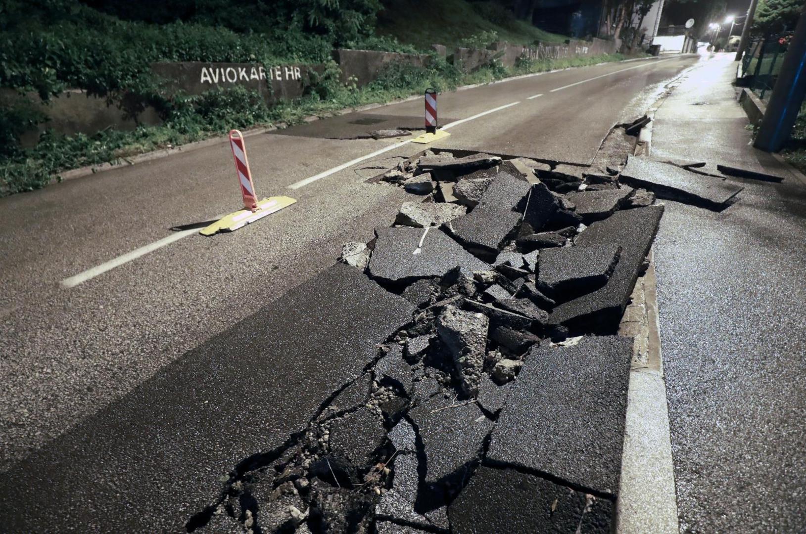 25.07.2020, Zagreb - Fraterscica. Jaka i obilna kisa uzrokovala je podizanje sahta za vodu i pucanje velikog dijela asfalta koji se uzdignuo te je promet u tom smijeru onemogucen. Photo: Sanjin Strukic/PIXSELL