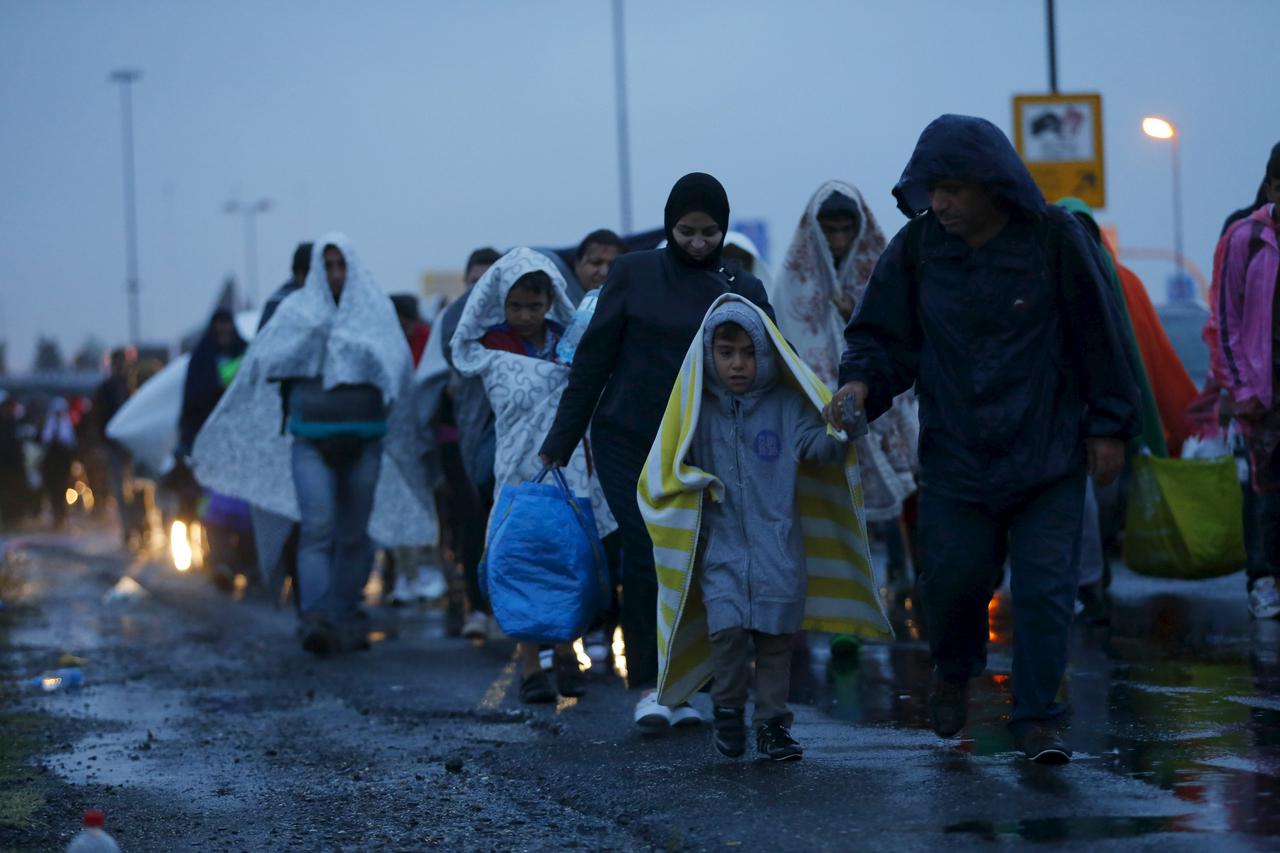 Migrants arrive at the Austrian-Hungarian border station of Hegyeshalom, Hungary, September 5, 2015. Hundreds of exhausted migrants streamed into Austria on Saturday, reaching the border on buses provided by an overwhelmed Hungarian government that gave u