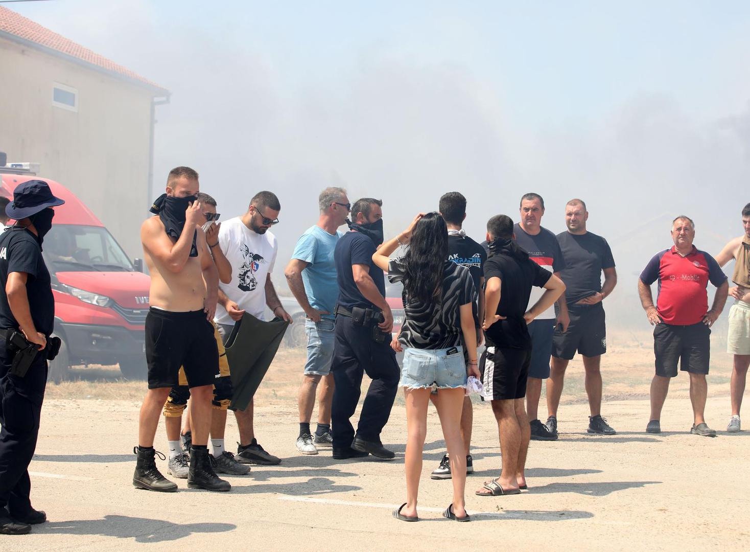 Jedan vatrogasac je lakše ozlijeđen.  Čule su se i eksplozije zaostalih minsko eksplozivnih sredstava i  pirotehničari su na poziv vatrogasaca uklonili nekoliko pronađenih eksplozivnih sredstava