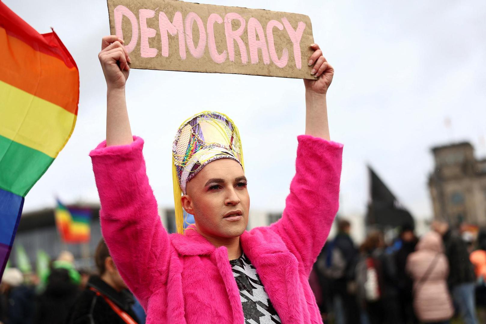 A protester holds up a sign, during a demonstration march to protest against right-wing extremism and for the protection of democracy in Berlin, Germany February 3, 2024. REUTERS/Liesa Johannssen Photo: LIESA JOHANNSSEN/REUTERS