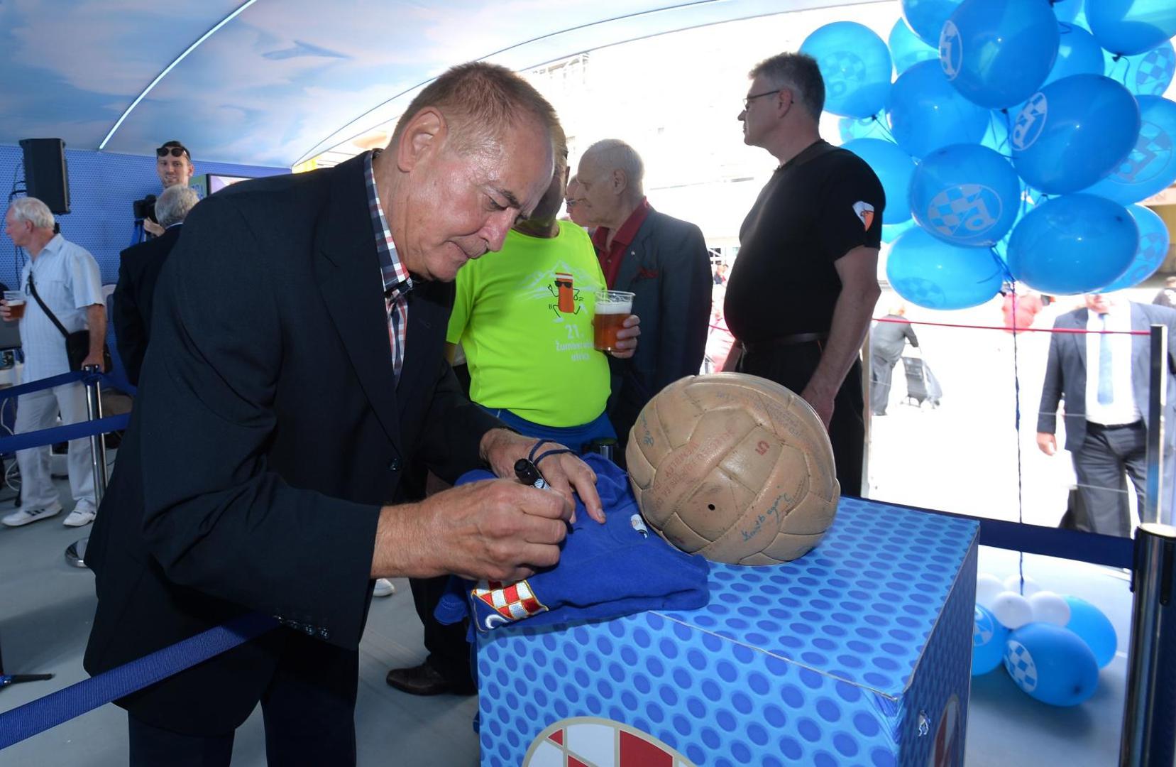 06.09.2017., Zagreb - Trophy Tour na Trgu bana Josipa Jelacica, legende Dinama iz 1967. koji su prije 50 godina osvojili Kup velesajamskih gradova. Slaven Zambata. Photo: Marko Lukunic/PIXSELL