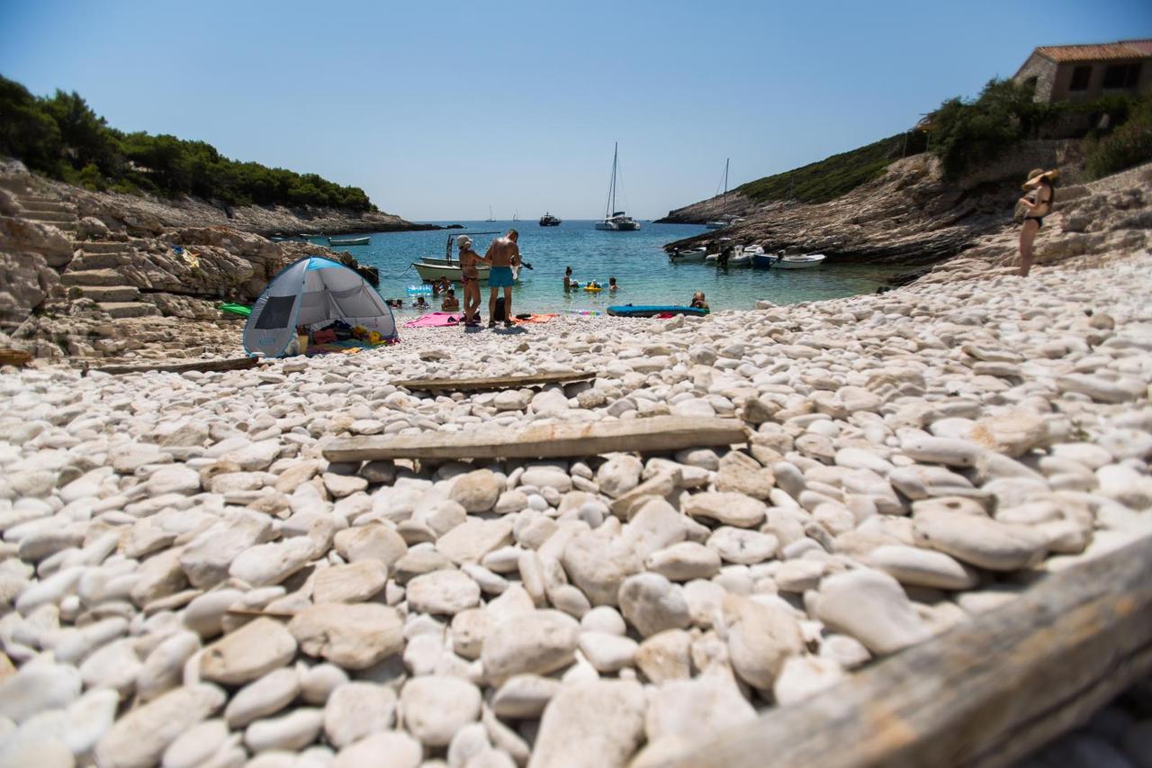 Plaža Mala Travna na otoku Visu