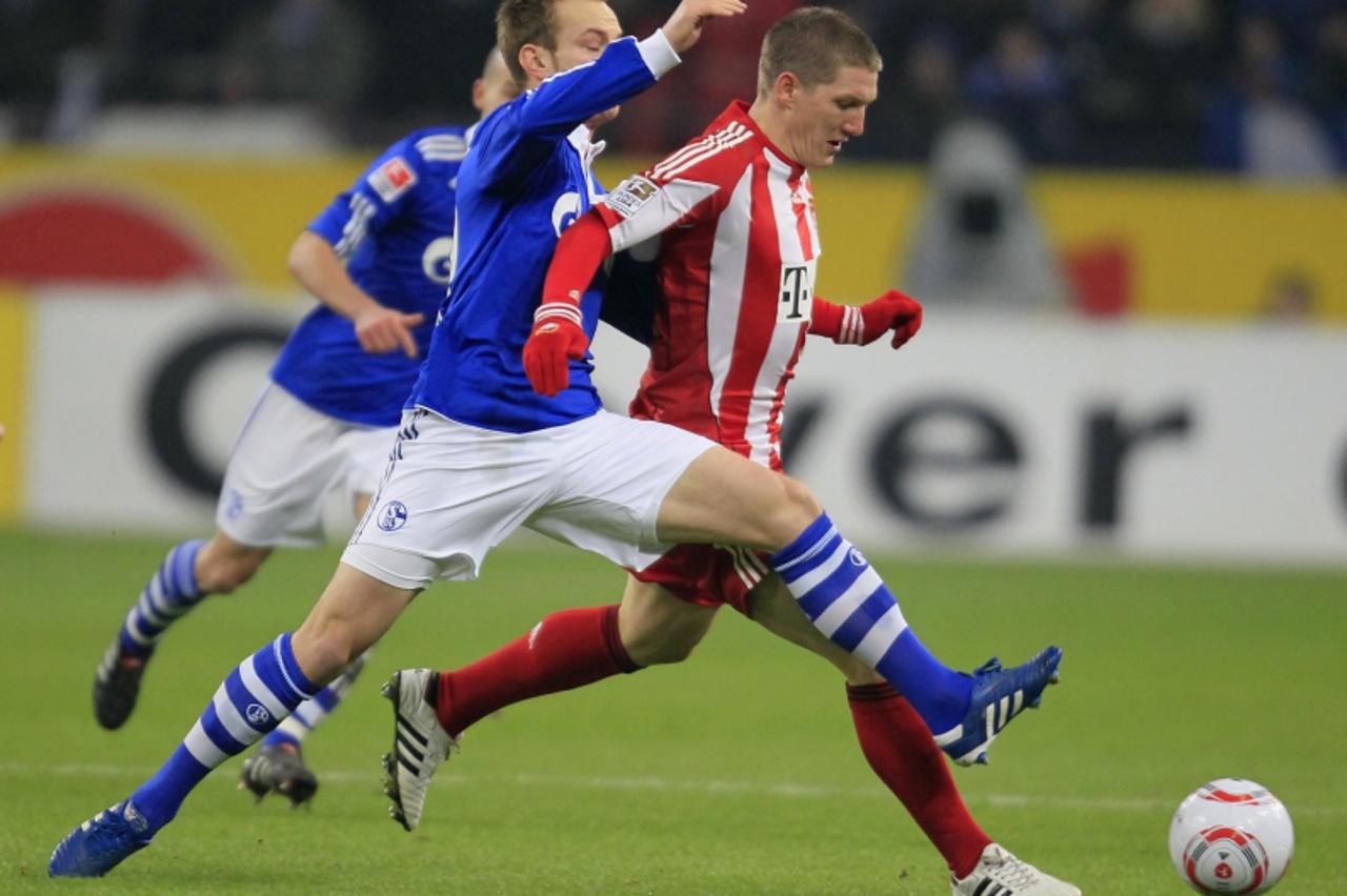 \'Schalke 04\'S Ivan Rakitic of Croatia (L) tackles Bayern Munich\'s Bastian Schweinsteiger during their German first division Bundesliga soccer match in Gelsenkirchen, December 4, 2010.   REUTERS/Wol