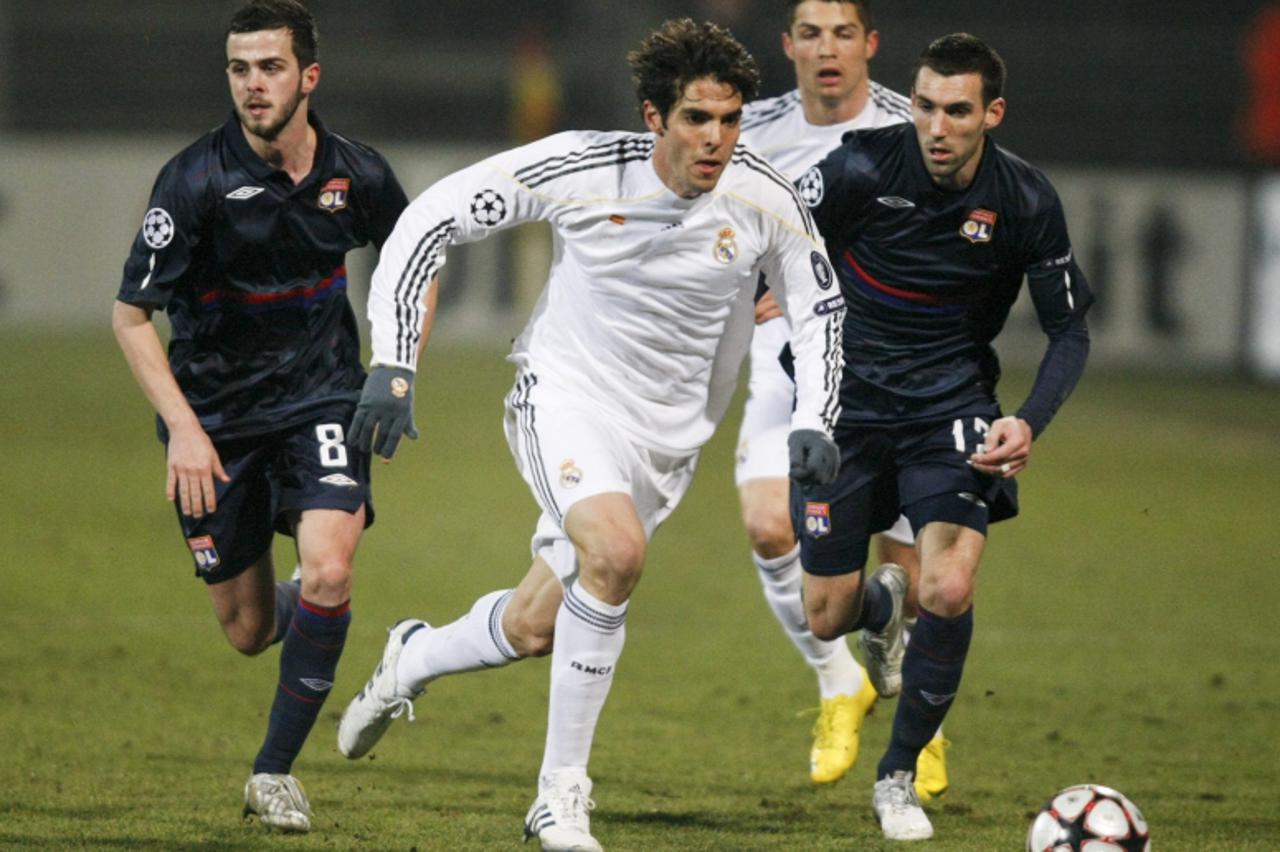 'Real Madrid\'s Kaka (C) challenges Olympique Lyon\'s Miralem Pjanic (L) and Anthony Reveillere (R) during their Champions League soccer match at the Gerland stadium in Lyon, February 16, 2010.    REU