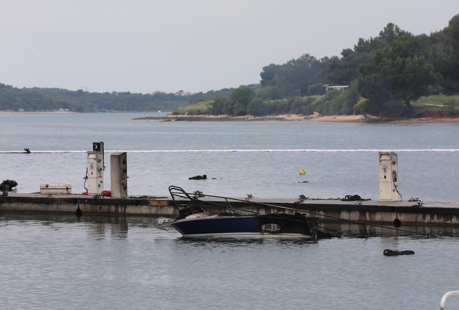 U gašenju požara u marini u Medulinu sudjelovali su pripadnici pulske Javne vatrogasne postrojbe sa četiri vozila, a njima su se u gašenju požara priključili i pripadnici medulinskog Dobrovoljnog vatrogasnog društva (DVD).