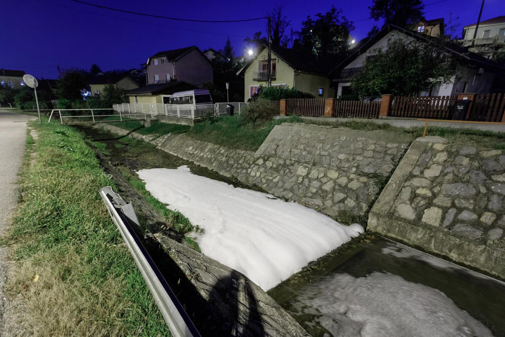 07.10.2022., Zagreb - Vrapcanski potok jos uvijek je pun pjene, koju su popodne vatrogasci ispumpavali, no potok je i dalje u losem stanju. Photo: Tomislav Miletic/PIXSELL