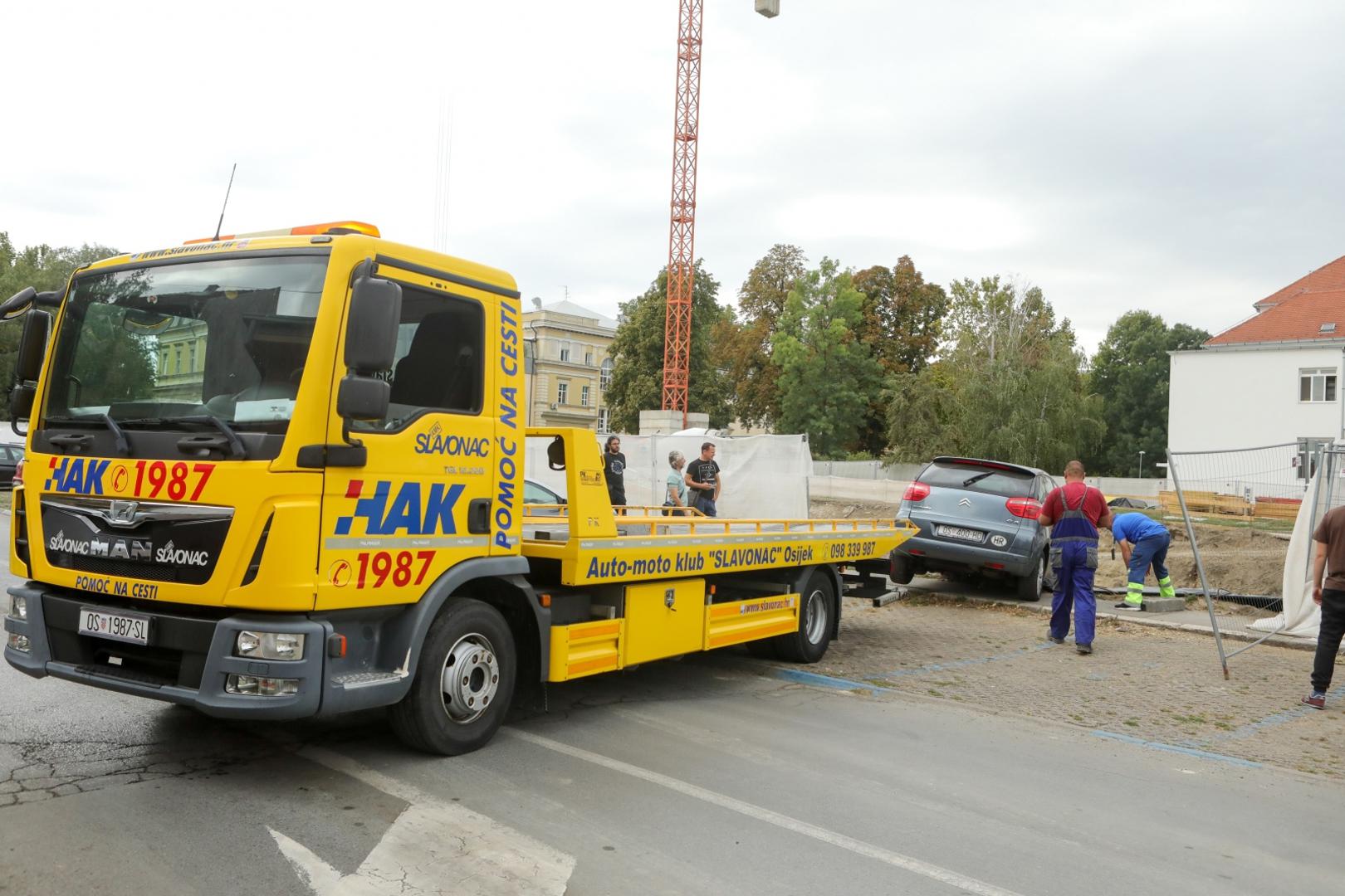 17.09.2021., Osijek - Vozacica osobnog automobila pri pokusaju parkiranja na istocni parking KBC Osijek, izgubila je kontrolu nad vozilom te probila zastitnu ogradu i upala u rupu na gradilistu. Photo: Dubravka Petric/PIXSELL