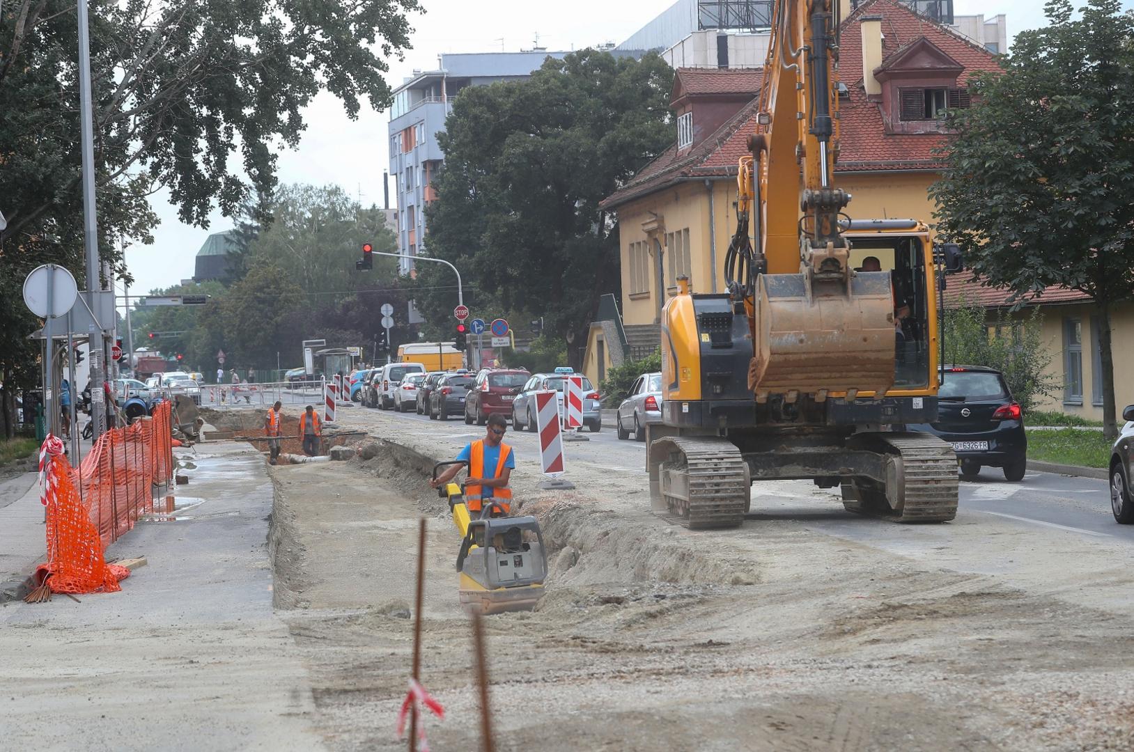 24.07.2020., Zagreb - Radovi na snaciji vodovodne mreze na Selskoj cesti. Zbog radova zatvoren je promet na djelu Selske ceste prema sjeveru, dok se prema jugu vozi samo jednom trakom pa nastaju  velike guzve u prometu. Photo: Zeljko Lukunic/PIXSELL