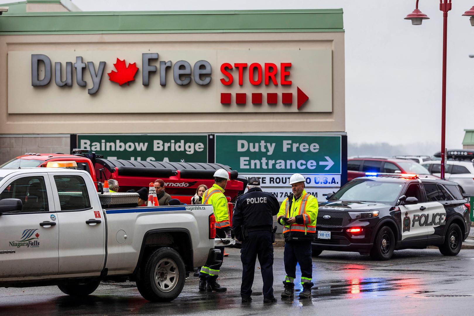 Niagara Regional Police and City of Niagara Falls workers close access to the Rainbow Bridge after an incident at the U.S. border crossing with Canada, as seen from Niagara Falls, Ontario, Canada November 22, 2023.  REUTERS/Tara Walton Photo: Tara Walton/REUTERS