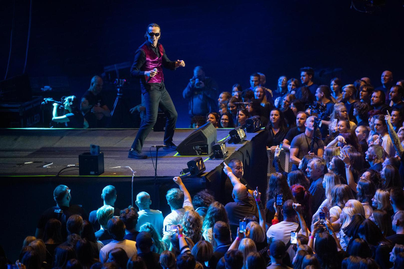 Psihomodo pop je otpjevao i prvu pjesmu koju su snimili u životu, „Zauvijek“, a da im 40 godina na sceni izaziva emociju, potvrdio je i frontmen: „Od festivala do festivala, od Širokog Brijega do San Rema i tako 40 f****** years!“