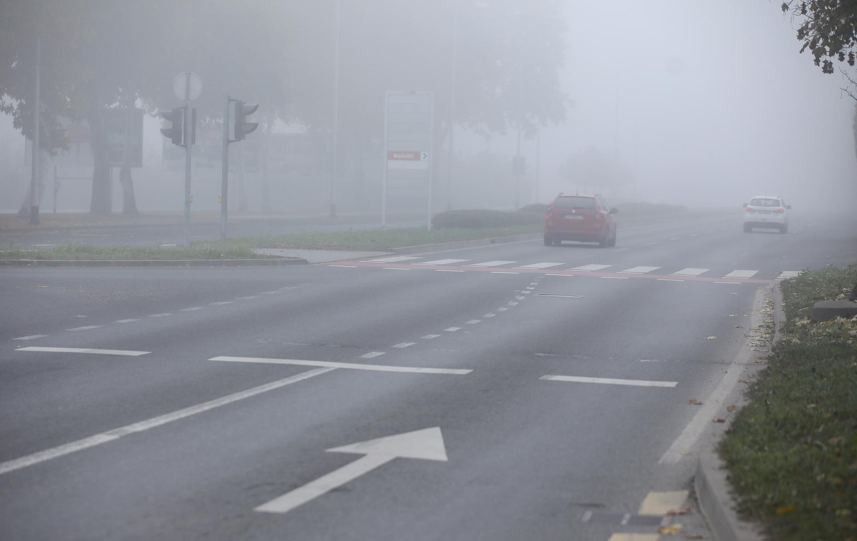 U magli je najbolje usporiti vožnju i prilagoditi brzinu uvjetima. Kad je vidljivost zaista loša, upalite maglenke, a ne zaboravite ih isključiti kad se vidljivost poboljša. Nikad nemojte iznenada ubrzavati. Naime iako možda izgleda da se magla diže, ona se vrlo brzo razvija i loša vidljivost često se javlja mjestimice.