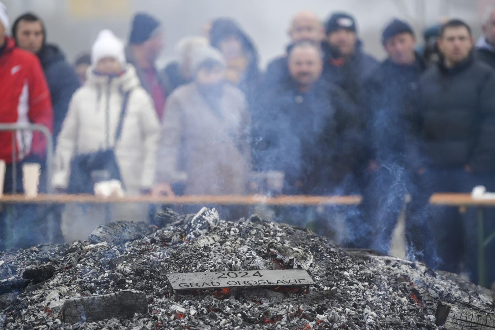 – Iznimno sam ponosan. U ova tri tjedna trajanja Adventa, ne samo Oroslavčanke i Oroslavčani, nego i Zagorke i Zagorci, pokazali smo kaj možemo kad ‘denemo glave skup’, a to je najvažnije i sama poanta adventa – zajedništvo, iščekivanje, veselje i druženje – rekao je ponosno oroslavski gradonačelnik Viktor Šimunić 