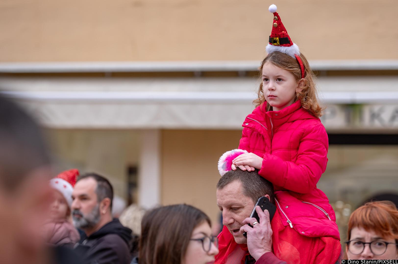 31.12.2022., Zadar - Nekoliko stotina malisana pustanjem balona proslavilo je Djecju Novu godinu u podne na Narodnom trgu.  Photo: Dino Stanin/PIXSELL