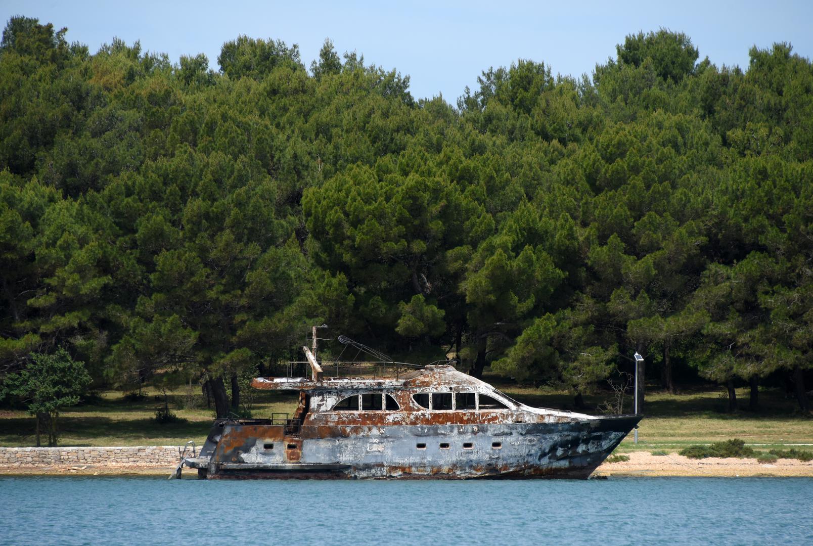 Otvoreni plamen za sada nepoznatog izvora uzrok je nedavnog požara plovila u vlasništvu 65-godišnjaka u medulinskoj marini, koji se dalje proširio na ukupno 22 plovila koja su značajno oštećena, a još nekoliko zadobilo je manja oštećenja.