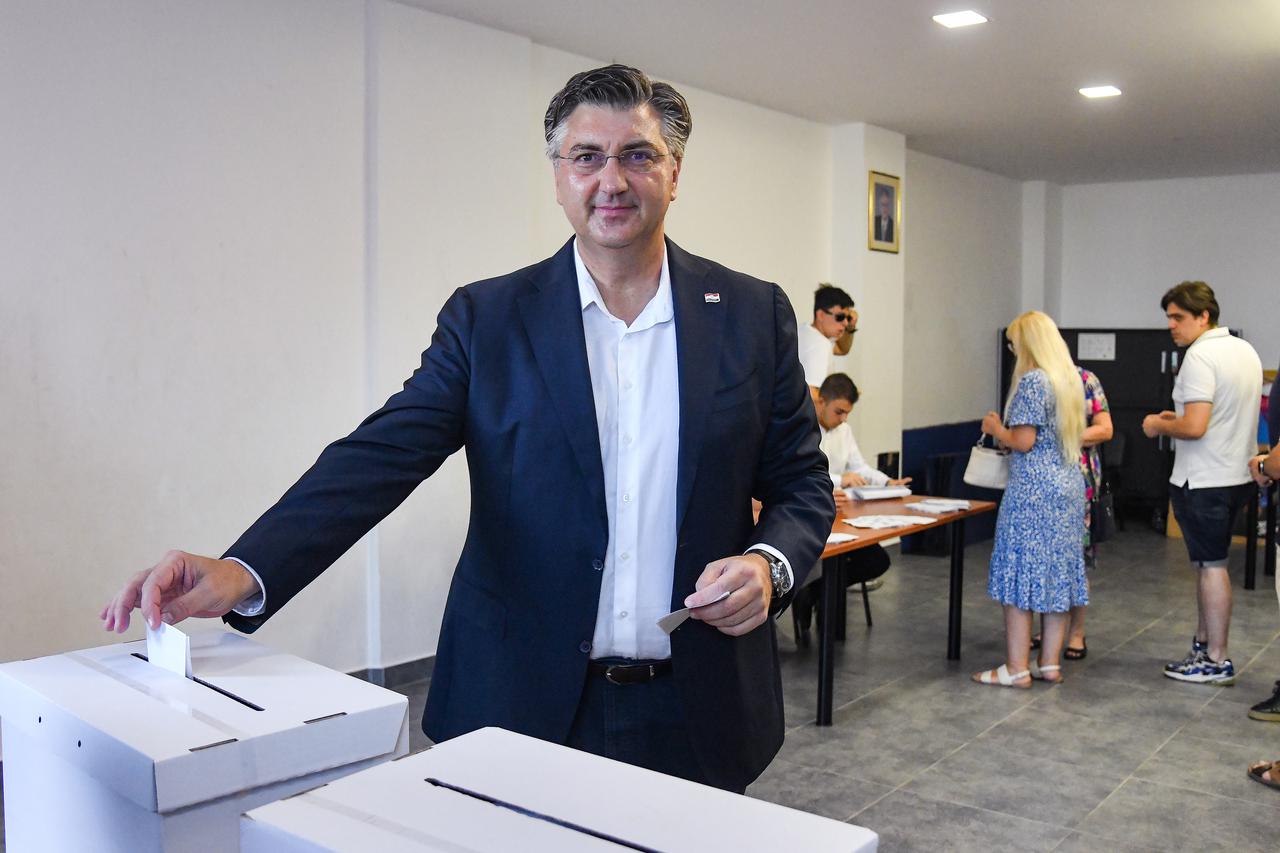 Zagreb: Kandidat za predsjednika Hrvatske demokratske zajednice Andrej Plenković glasovao na unutarstranačkim izborima HDZ-a
