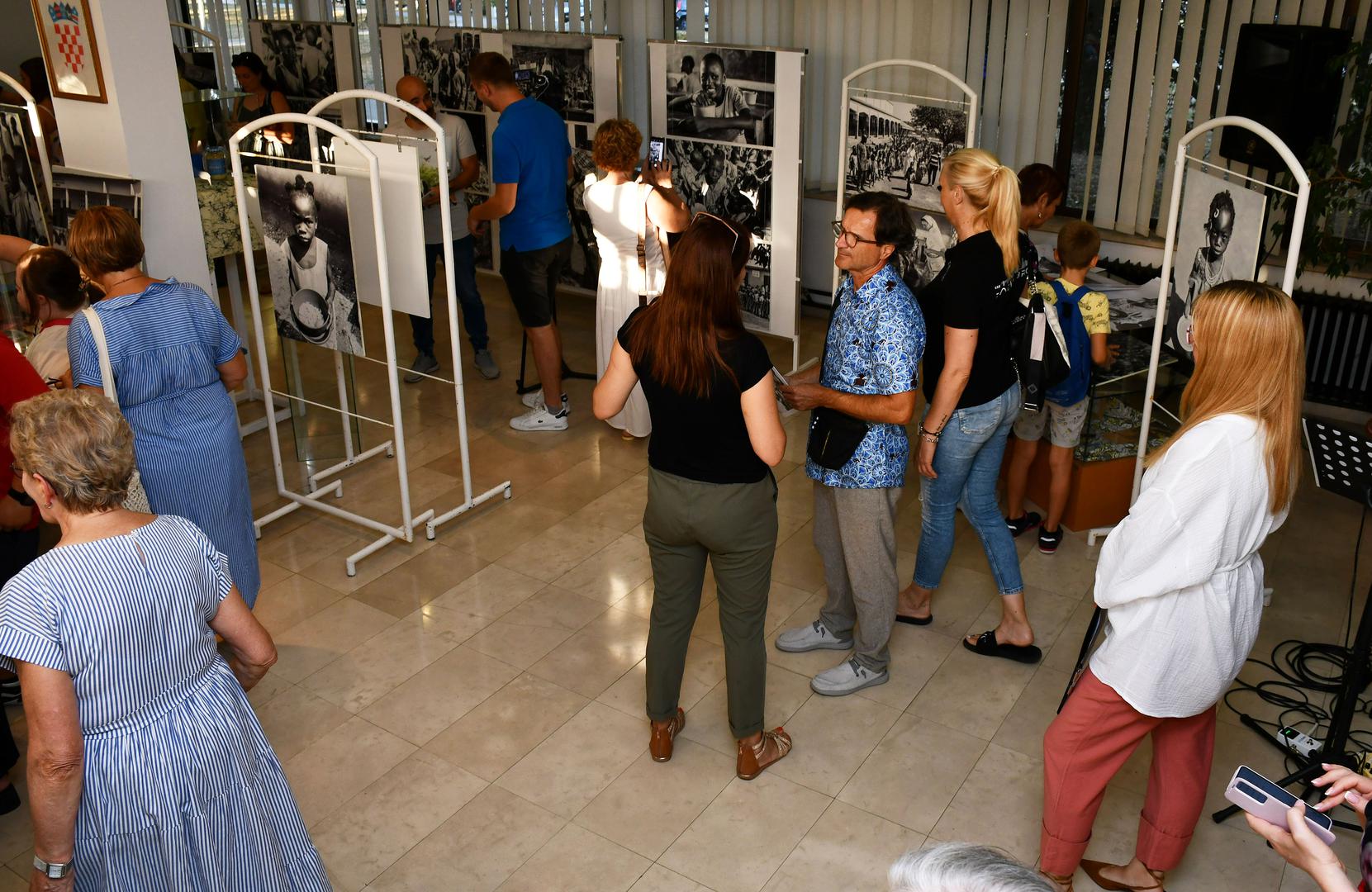 03.09.2024., Slavonski Brod -  Humanitarna izlozba fotografija Marijini obroci zagrebackog fotografa Sase Cetkovica. Photo: Ivica Galovic/PIXSELL