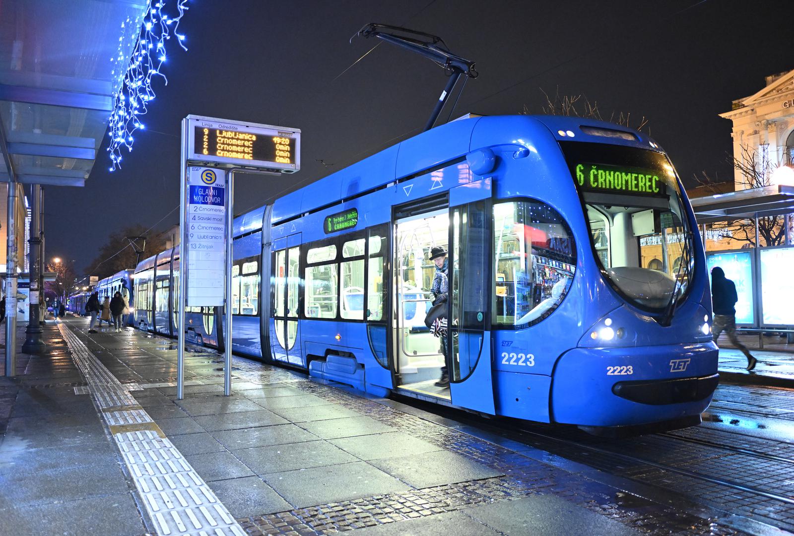 09.12.2024., Zagreb - ZET-ov tramvaj broj sest iskocio je iz tracnica na Trgu kralja Tomislava Photo: Neva Zganec/PIXSELL