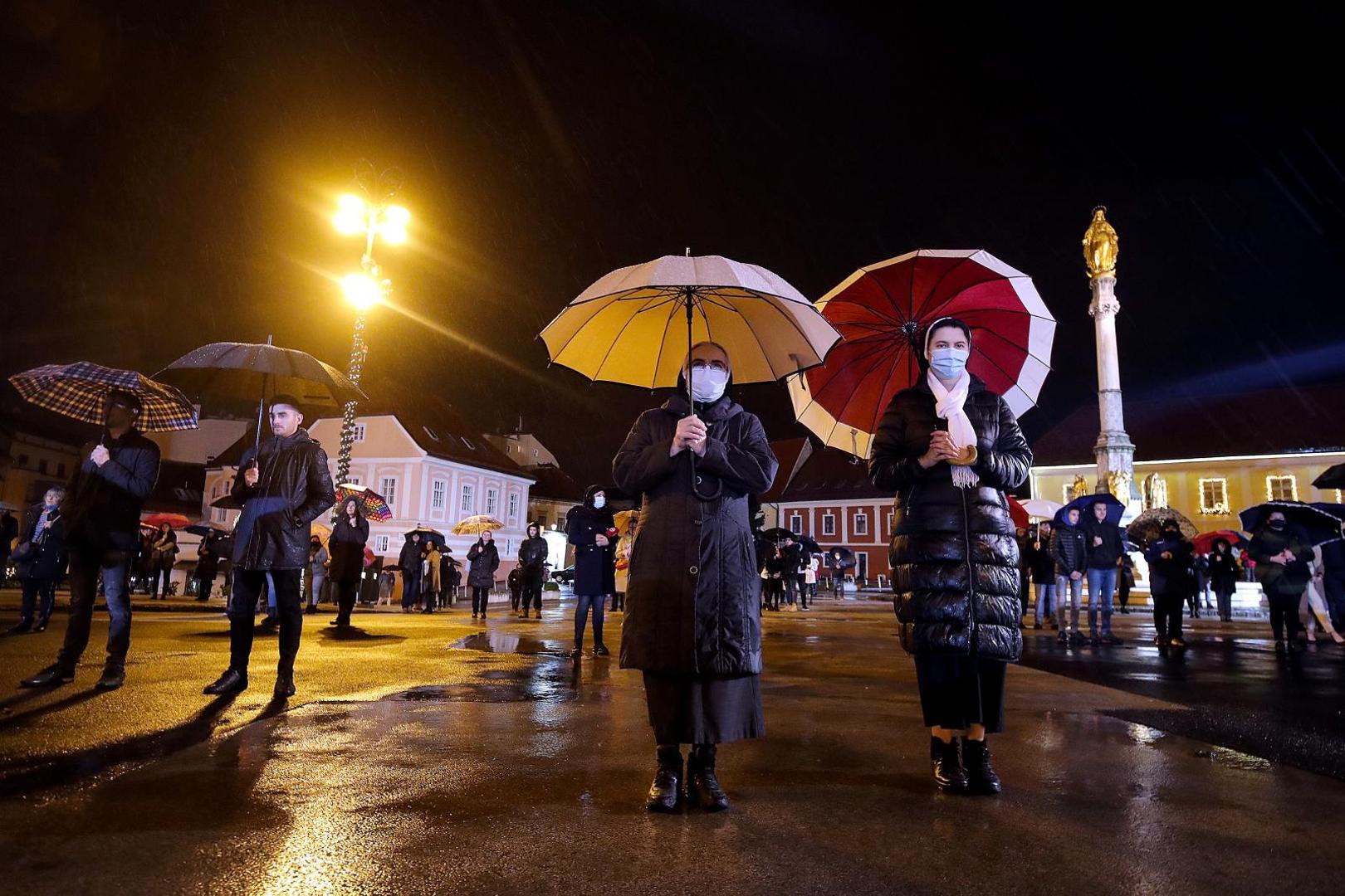 24.12.2020., Zagreb - Zagrebacki nadbiskup, kardinal Josip Bozanic, predvodio je euharistijsko slavlje u veceri Badnjaka u Zagrebackoj katedrali. S obzirom na epidemiju koronavirusa i po preporuci stozera u katedralu je mogao uci samo mali broj vjernika dok je veliki broj vjernika pratio misu ispred katedrale unatoc jakom pljusku i vjetru. 
Photo: Goran Stanzl/PIXSELL