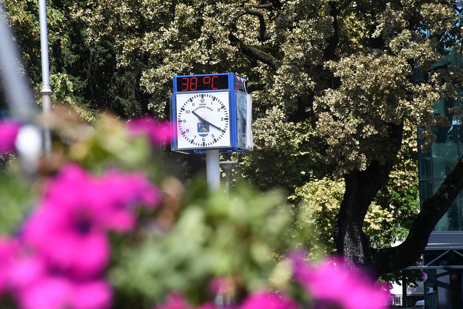 Slavonski Brod ovog je petka jedan od najtoplijih gradova u Hrvatskoj, s temperaturom u 14 sati od 36.9°C, dok je u dijelovima grada išlo i do 38°C.