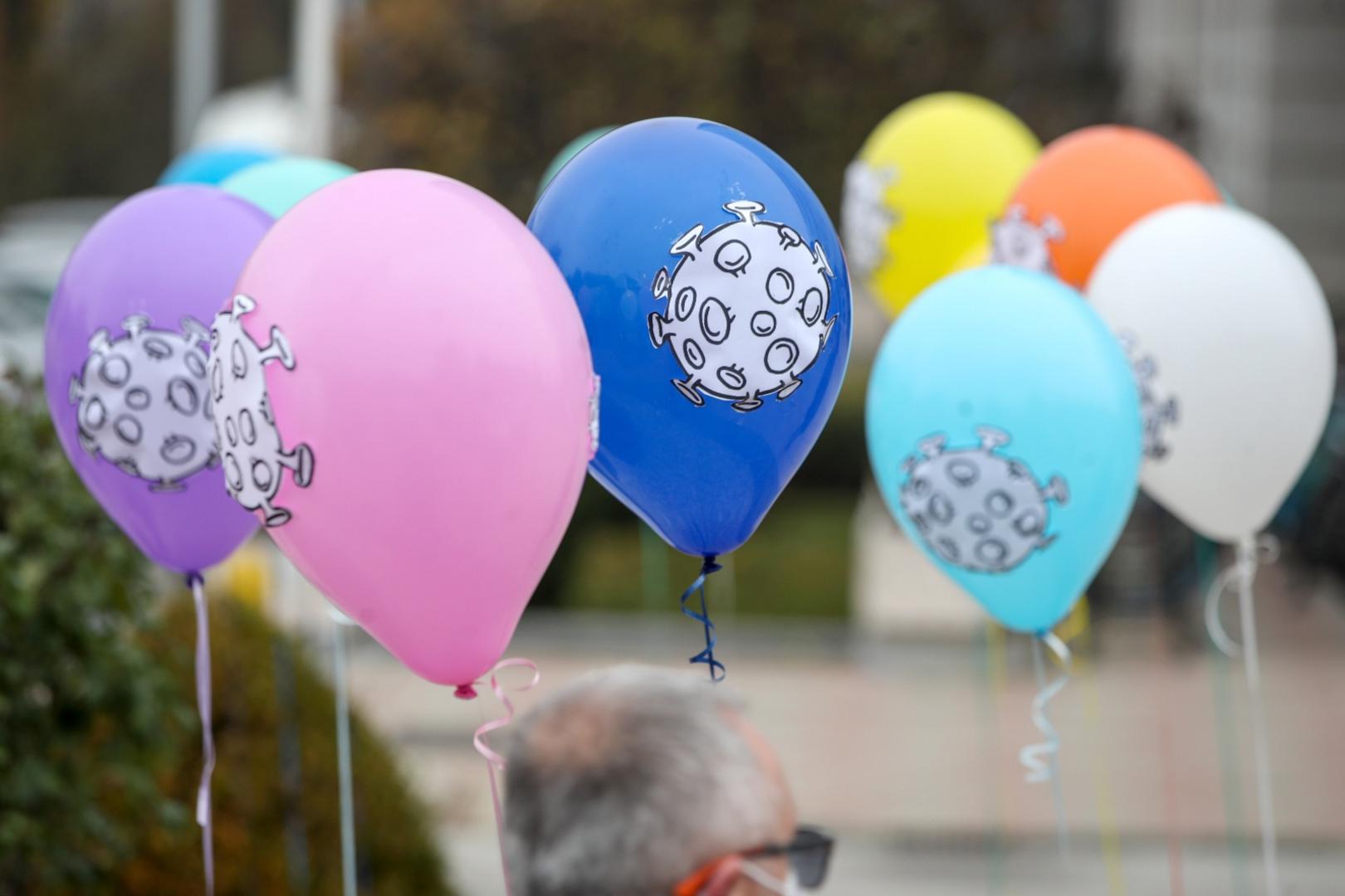 25.11.2020.,  Zagreb  - Sindikat zaposlenika u hrvatskom skolstvu Preporod odrzalo je ispred Ministarstva znanosti i obrazovanja prosvjed pod nazivom: Korona skola (Paralelna nastava, refundacija troskova, placa za vrijeme bolovanja i manjak spremacica). 
Photo: Igor Kralj/PIXSELL