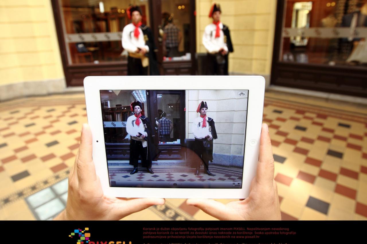 '11.07.2011., Zagreb - Ilustracija  uputrebe tablet racunala Apple  ipad 2 u svrhu fotografiranja, navigacije gradom i pregledavanja internet stranica. Photo: Davor Puklavec/PIXSELL'