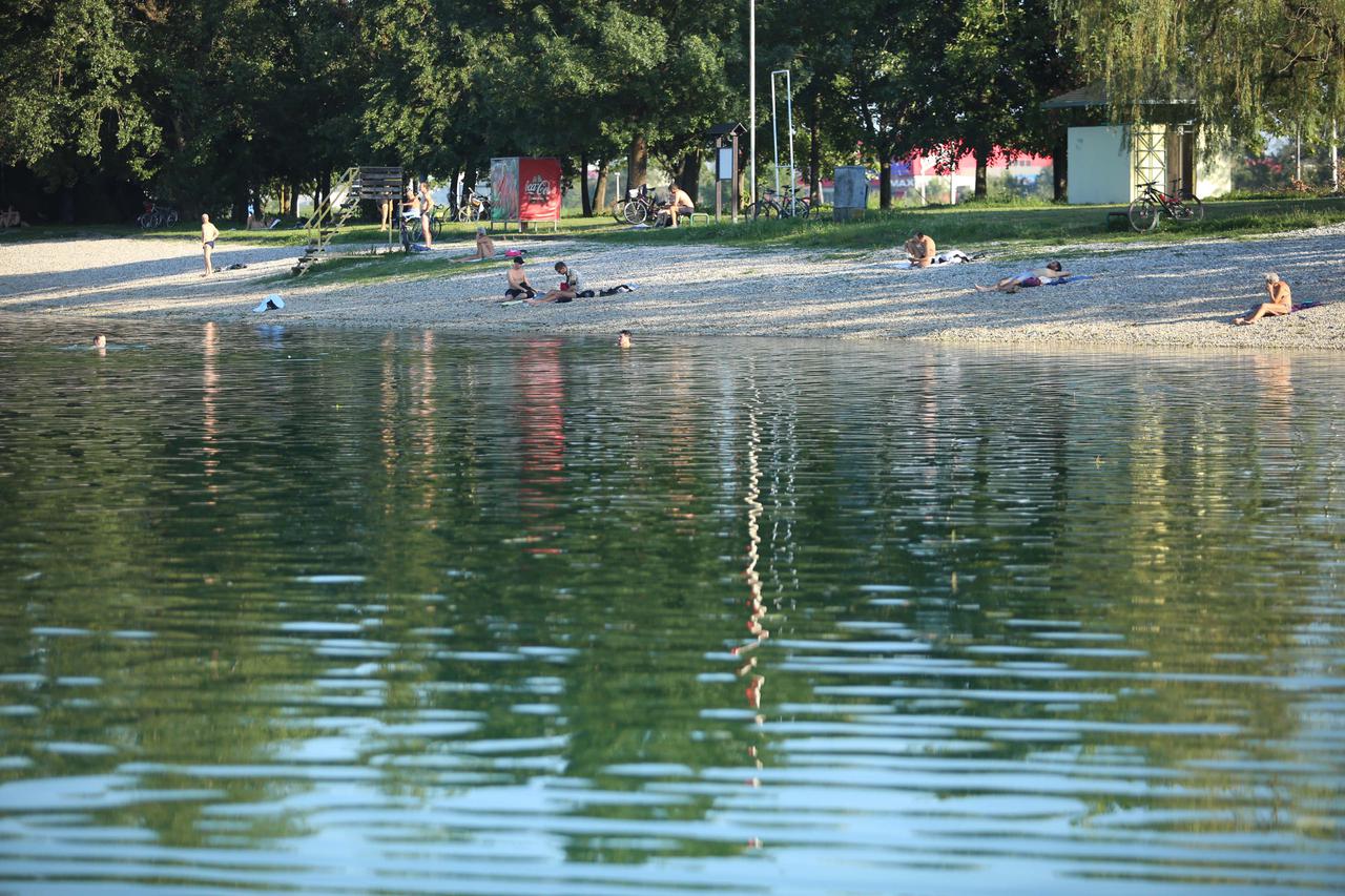 Zagreb: Dok se jedni rekreiraju, drugi se rashlađuju u jezeru Jarun