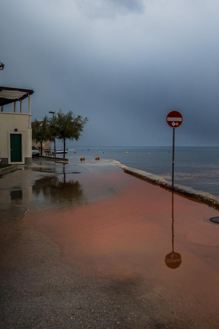 Iako se sutra očekuje razvedravanje te mirna nedjelja, očekuje se jaka bura na Jadranu, a uz Velebitski kanal i orkanska, pa je izdan najviši stupanj upozorenja. 