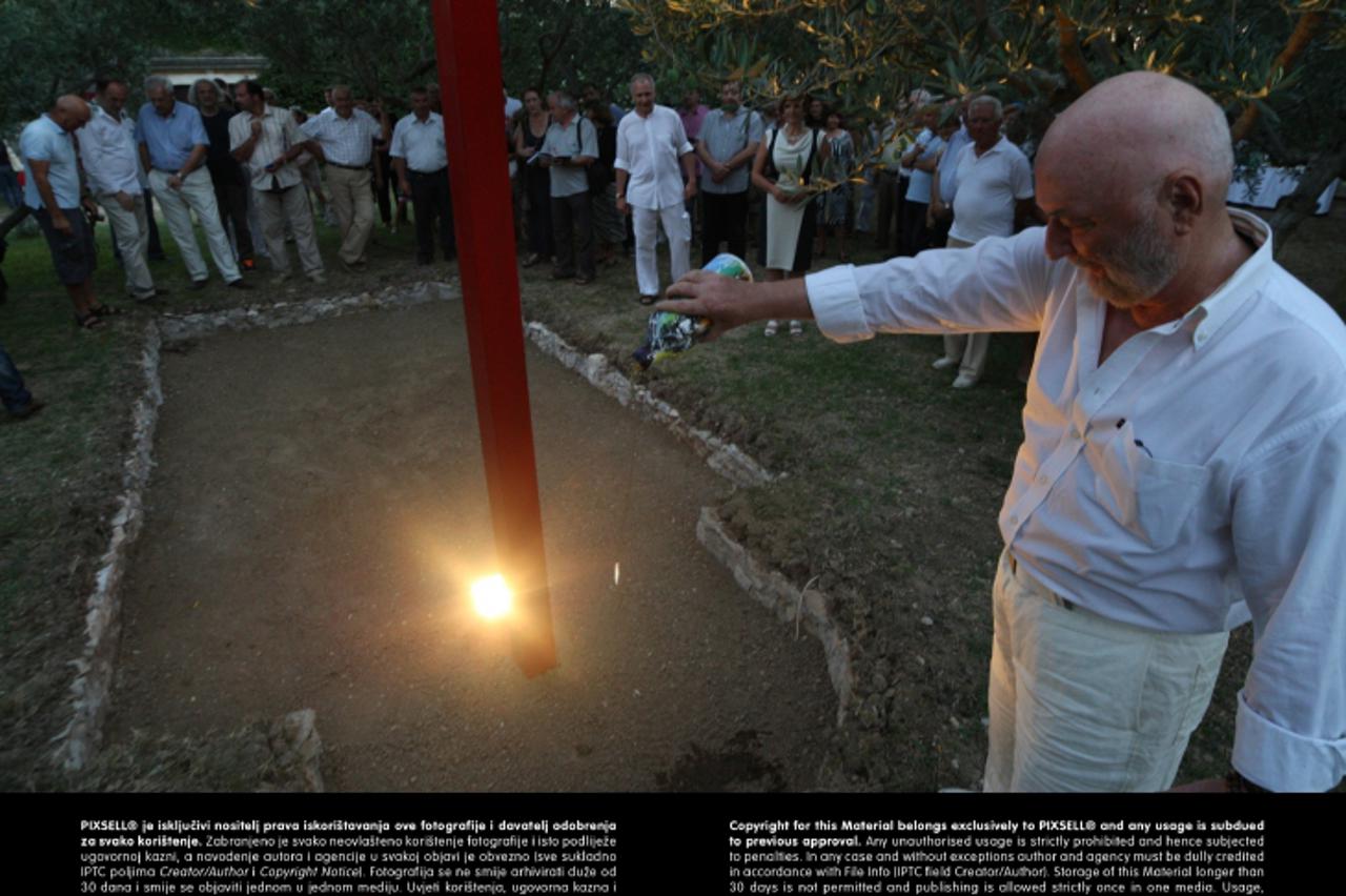 '25.07.2013., Split - Land art projket Matka Trebotica, izlozba Iskop i crvena vertikala u Mestrovicevim Crikvinama - Kastilcu. Photo: Ivo Cagalj/PIXSELL'