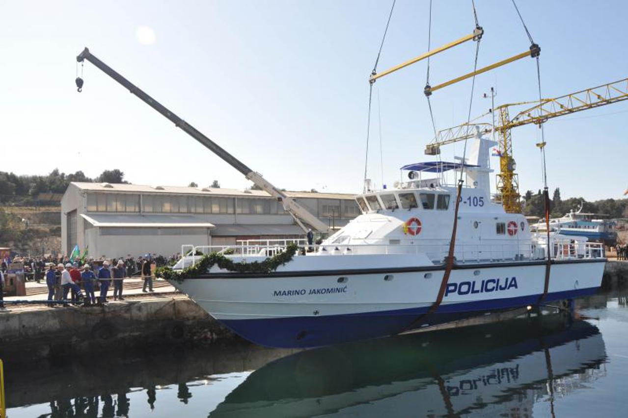 Porinuće policijskog broda u Puli (1)