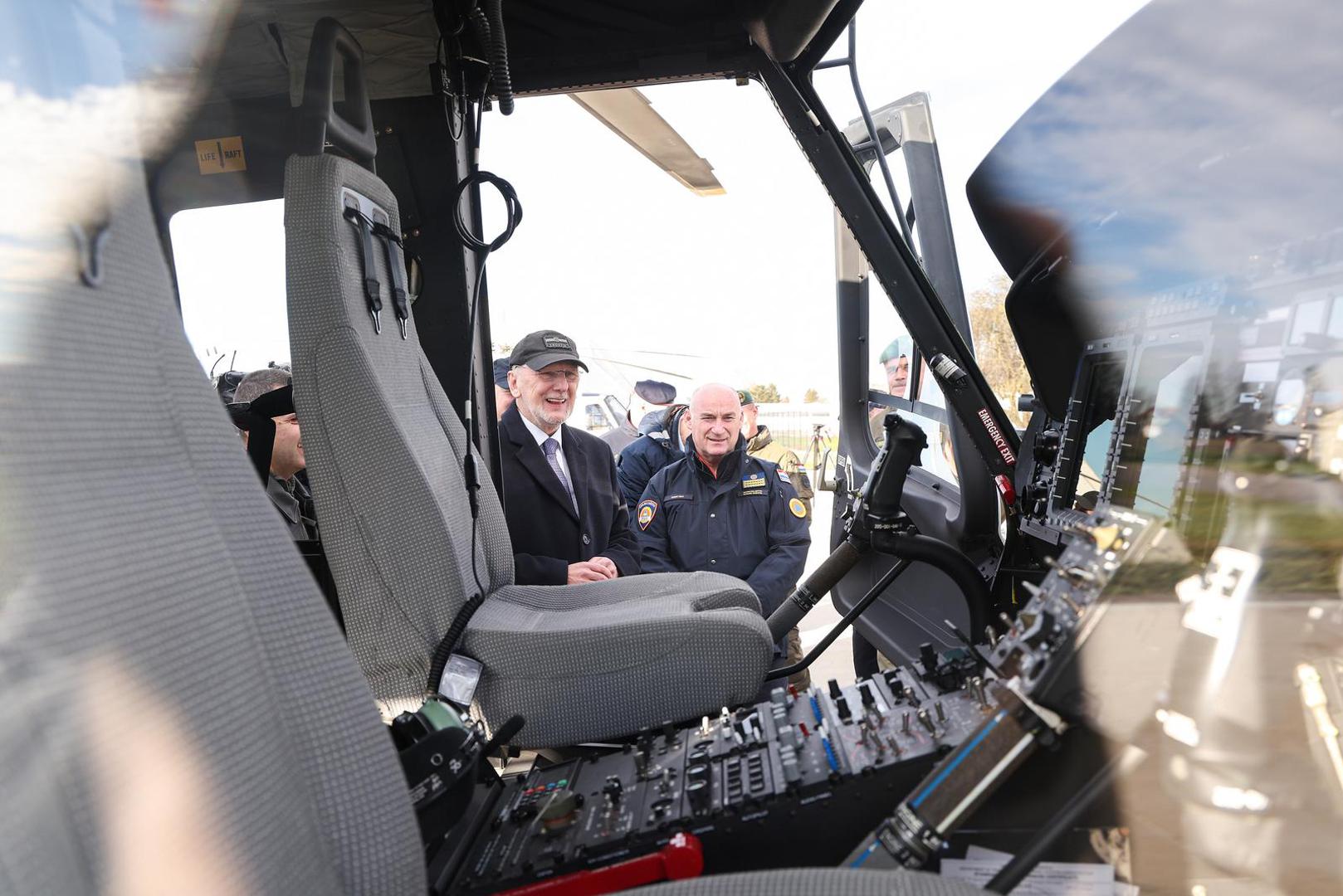 Otkrio je i da se za treći hangar razmatra lokacija na Malom Lošinju. Božinović je kazao i da će se helikopteri servisirati u Hrvatskoj, dok će se kompleksni zahvati na letjelicama obavljati u odgovarajućim centrima.