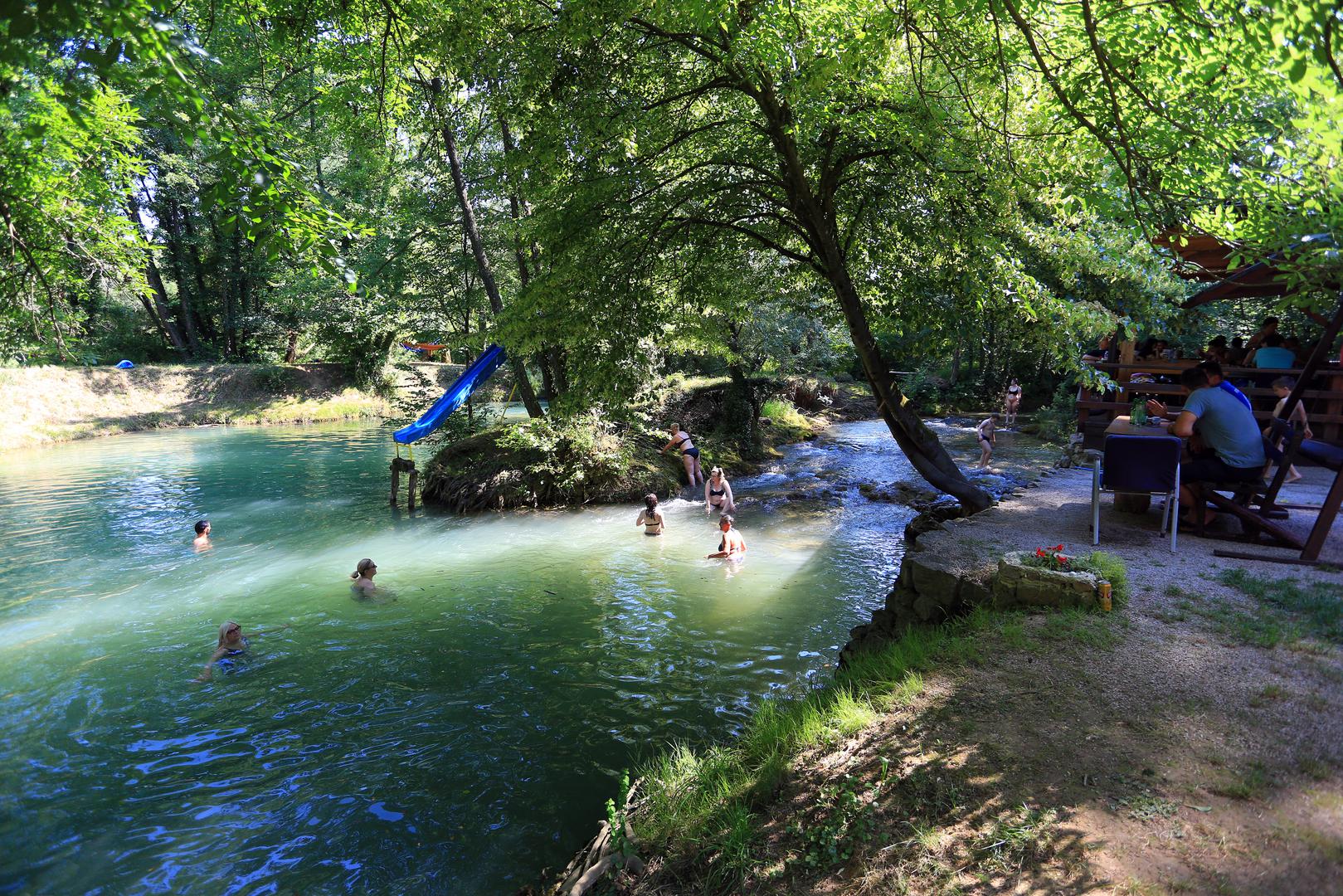 Svi znamo da sva vrhunska mjesta za dječji odmor uključuju najzabavniji element – ​​vodu. Očigledni odabiri uključuju Plitvička jezera i Rastoke, ali nemojmo zaboraviti prekrasne, čiste rijeke koje skrivaju nevjerojatna mala mjesta gdje god se okrenete. Zato, krenite na Otok ljubavi na Mrežnici. To je malo osamljeno mjesto u prirodi, ali ima dovoljno sadržaja za savršen jednodnevni izlet. Kava, sladoled, mjesto za roštilj, tobogan na rijeci – što vam više treba? Rijeka je kristalno čista i ljeti osvježavajuća, ali čak i ako vrijeme nije tako toplo, piknik uz vodu uvijek je zabavan.