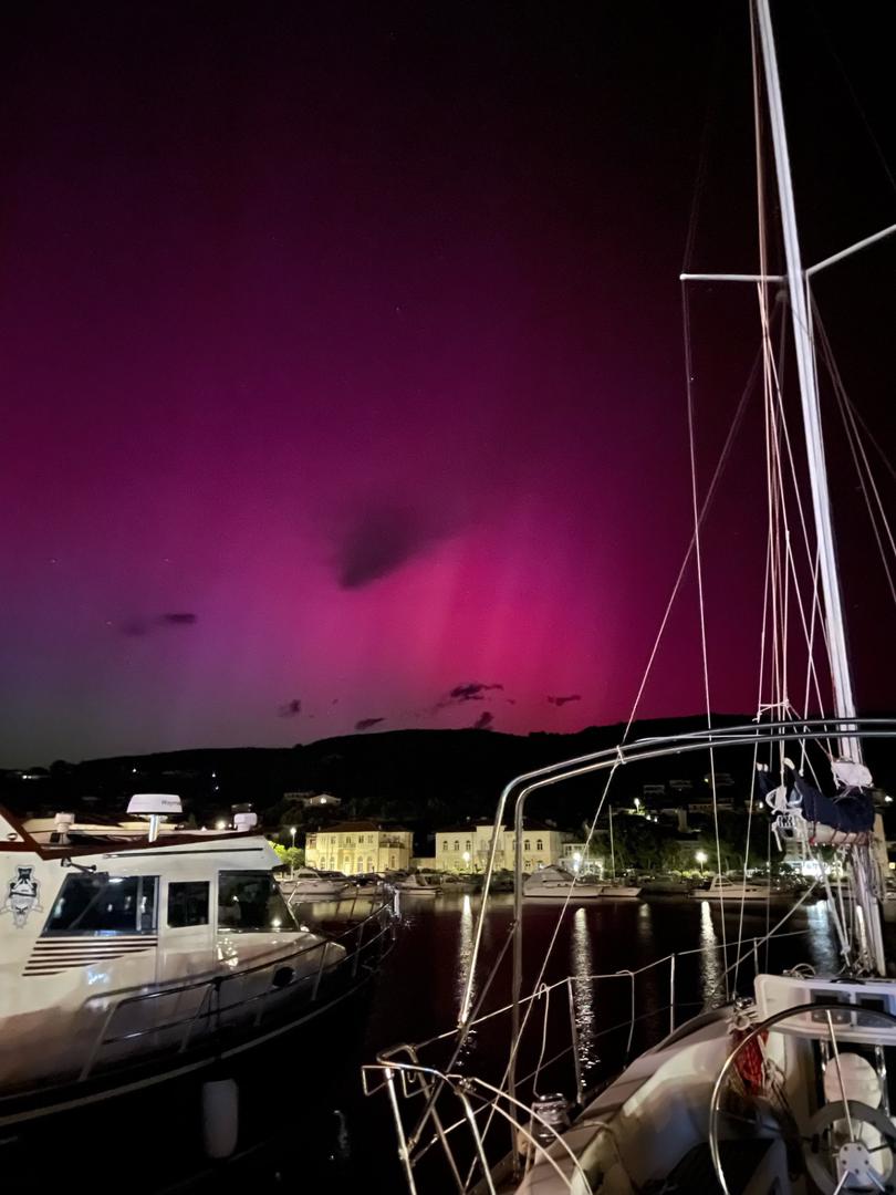 Aurora borealis, fenomen polarne svjetlosti, pojavila se na nebu iznad Hrvatske i oduševila sve koji su ovaj fenomen imali prilike vidjeti.
